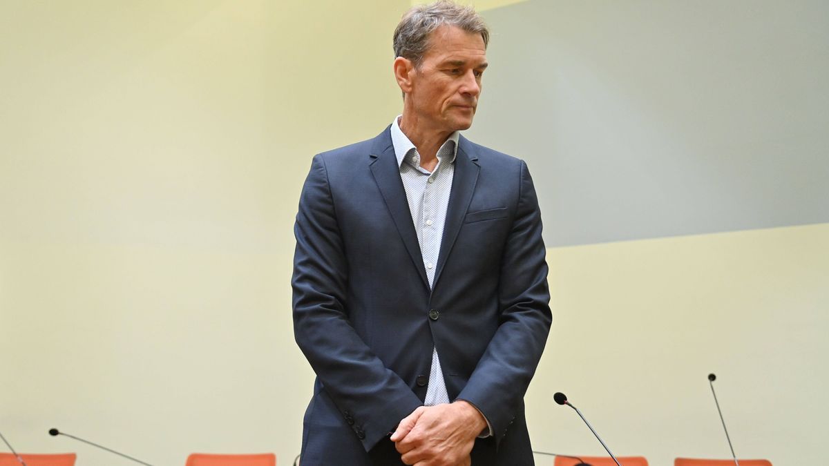 Jens Lehmann, Einzelbild,angeschnittenes Einzelmotiv,Halbfigur,halbe Figur. Landgericht Muenchen II Strafverfahren gegen Jens Lehmann wegen des Verdachts der Beleidigung u.a. am 27.09.2024,Berufung...