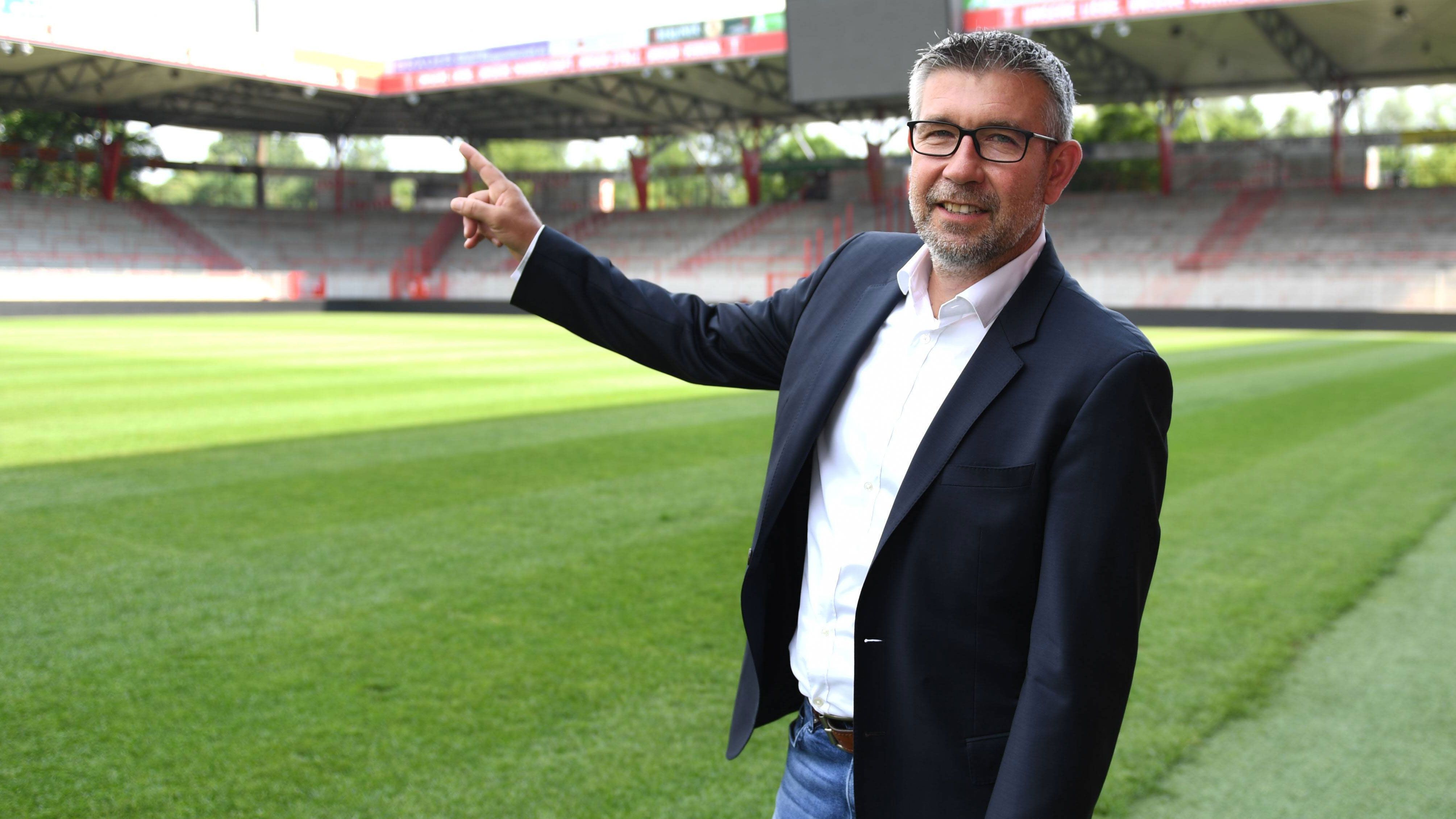 
                <strong>Eine neue Ära</strong><br>
                Am 1. Juni 2018 wurde dann ein Mann aus der Schweiz als neuer Trainer vorgestellt. Urs Fischer hatte in seiner Heimat zuvor den FC Basel, den FC Zürich und den FC Thun trainiert. Unions Sportvorstand Oliver Ruhnert holte den Ex-Profi vor vier Jahren nach Berlin - wo der Eidgenosse bis heute tätig ist und den Traditionsklub zu einem Spitzenteam geformt hat. Denn bereits in seiner ersten Saison gelang Fischer das, was vor ihm keiner schaffte.
              