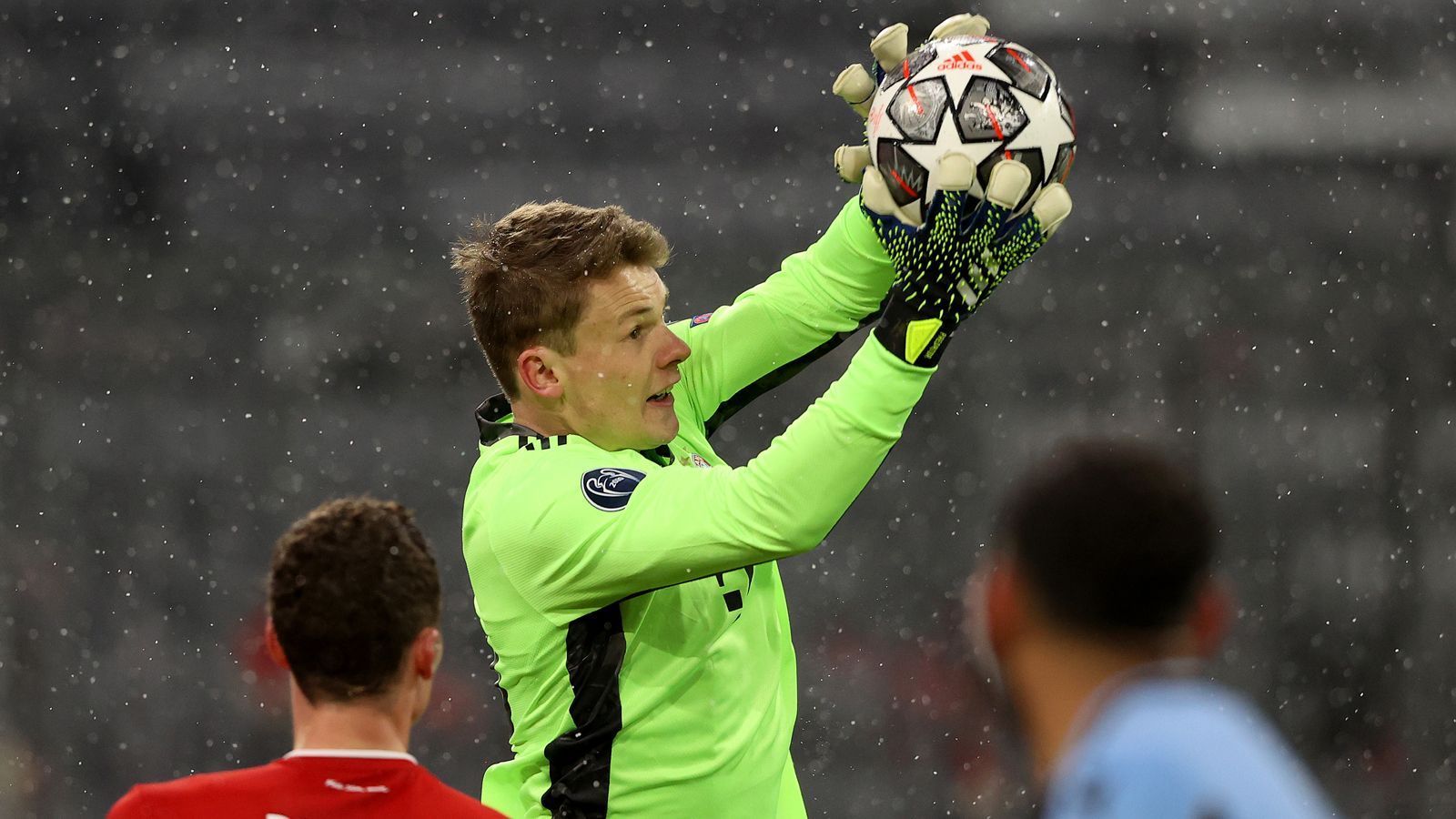 
                <strong>Bayern beschert seinem Schlussmann eine ruhige erste Halbzeit </strong><br>
                Nach der Führung durch Robert Lewandowski (33.) übernimmt Bayern nahezu vollständig die Kontrolle des Spiels. Lazio zieht sich zurück, Nübel bekommt kaum etwas zu tun. Die Bilanz nach Halbzeit eins: Es bleibt bei dem einen Torschuss von Milinkovic-Savic. Ein bis dato ruhiger Abend für den 24-Jährigen. 
              