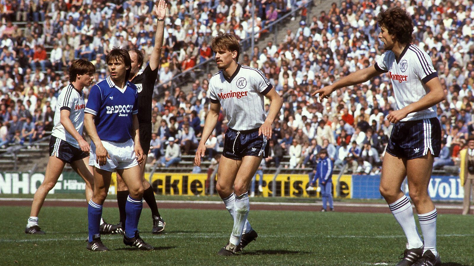 
                <strong>Platz 5 - Olaf Thon (FC Schalke 04)</strong><br>
                Alter zum Zeitpunkt des Tores: 17 Jahre, 8 Monate, 14 TageBegegnung: FC Schalke 04 - Karlsruher SC (Ergebnis: 2:1, 14. Januar 1984)
              