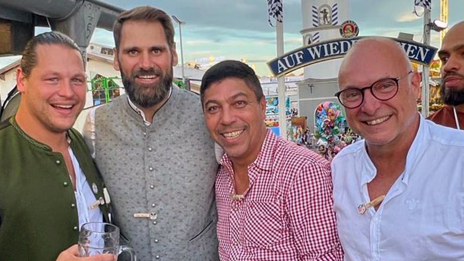 <strong>Markus Kuhn, Sebastian Vollmer, Giovanne Elber und Frank Buschmann, Kasim Edebali</strong><br>NFL meets Fußball auf der Wiesn. Die früheren NFL-Profis Markus Kuhn und Sebastian Vollmer hier bei einem gemeinsamen Foto mit Ex-Bayern-Torjäger Giovane Elber und Kommentator-Ikone Frank Buschmann (v.l.). Rechts im Hintergrund tummelt sich mit Kasim Edebali noch ein weiterer Ex-NFL-Star aus Deutschland.&nbsp;