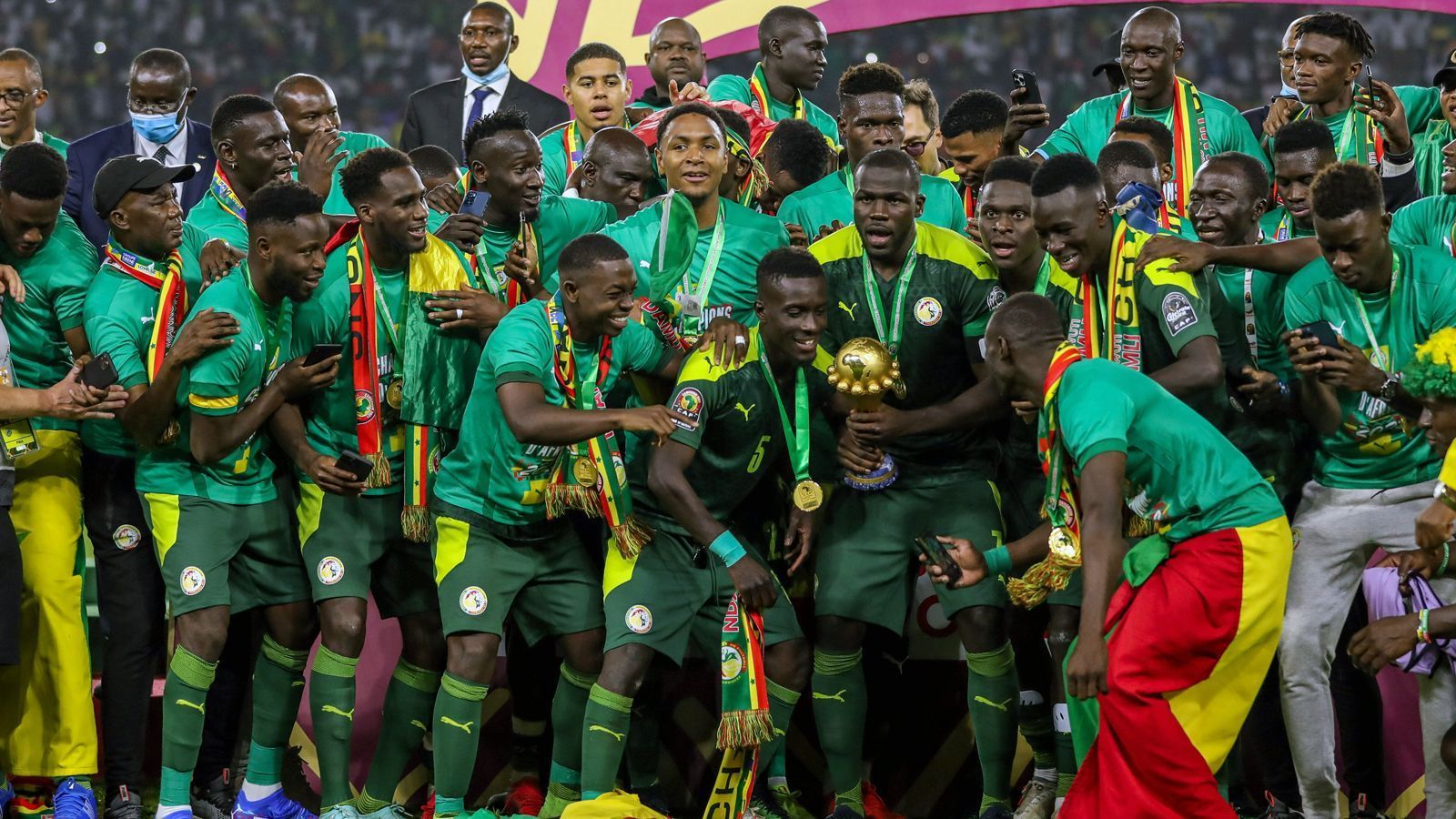 
                <strong>Senegal</strong><br>
                Gut anderthalb Monate, nachdem Senegal schon den Afrika-Cup durch einen Triumph im Elfmeterschießen gegen Ägypten gewann, trafen diese beiden Nationen im März 2022 auch in den WM-Quali-Playoffs erneut aufeinander. Es ging erneut ins Elfmeterschießen und wieder behielt der Senegal dabei die Oberhand.
              
