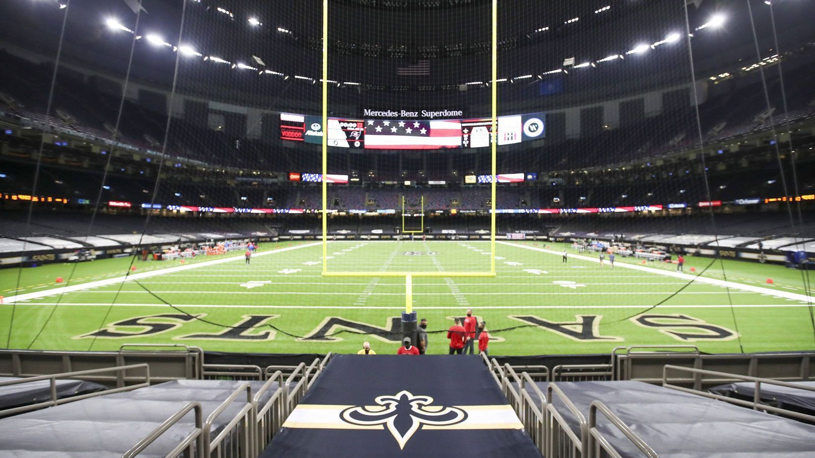 <strong>Stadionbesuch bei den New Orleans Saints: 327,50 US-Dollar</strong> <br>Billigstes Ticket (vier Stück): 228,50 US-Dollar <br>Parkplatz: 40 US-Dollar <br>Bier (zwei Flaschen): 23 US-Dollar<br>Wasser (zwei Flaschen): 12 US-Dollar <br>Hot Dogs (vier Stück): 24 US-Dollar