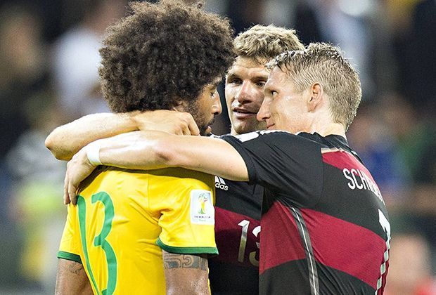
                <strong>Schweinsteiger und Dante</strong><br>
                Nach dem historischen 7:1 im Halbfinale über Brasilien schnappen sich Thomas Müller und Schweinsteiger ihren Klub-Kollegen Dante, um ihn aufzubauen. Der erzählte aber später, dass er sich in der Bayern-Kabine einige Scherze (von Müller) anhören musste.
              