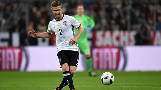 
                <strong>Shkrodan Mustafi</strong><br>
                Shkodran Mustafi: War die Schwachstelle in der deutschen Dreierkette. Das war nicht weiter schlimm, weil Italien im Angriffsspiel wenig zeigte. Ein besserer Gegner hätte jedoch seine Unsicherheit am Ball und seine fehlende Athletik bestraft. ran-Note: 3-
              