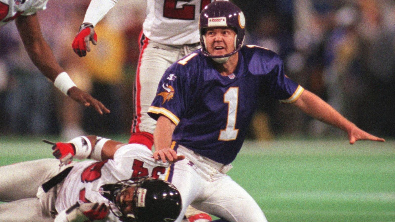 
                <strong>Season 1998: Gary Anderson (Minnesota Vikings)</strong><br>
                Im Championship Game der NFC empfingen die Minnesota Vikings die Atlanta Falcons. Vikings-Kicker Gary Anderson hatte bei 98 Field-Goal- und Extrapunkt-Versuchen in der Saison kein einziges Mal daneben geschossen. Auch in den Playoffs wollte er seine makellose Bilanz fortsetzen. Bei etwas mehr als zwei Minuten Restzeit auf der Uhr trat Anderson aus 38 Yards an und vergab den wahrscheinlichen Game Winner, der die Vikings mit zehn Punkten in Front gebracht hätte. Die Falcons glichen kurz vor Schluss aus und sicherten sich in der Overtime per Field Goal den Sieg.
              