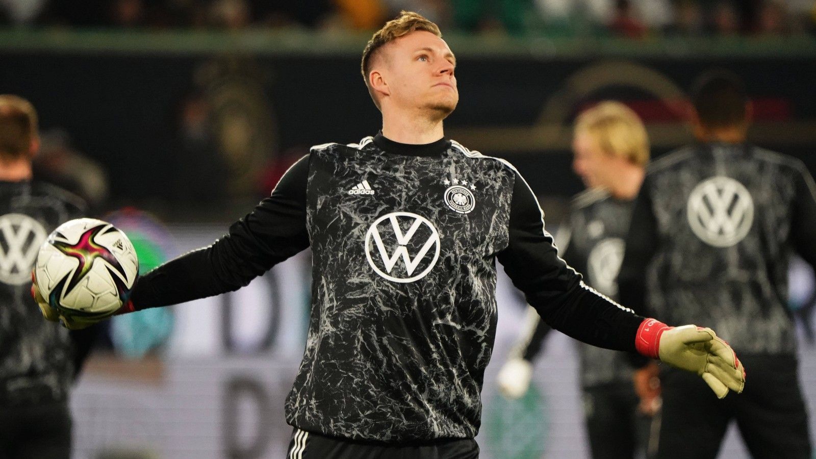 
                <strong>Bernd Leno (FC Fulham)</strong><br>
                Nach dem Ausfall von Manuel Neuer ist der 31-Jährige erstmals wieder seit November 2021 im Kreise der DFB-Auswahl zu finden. Belohnt wird er von Bundestrainer Flick für starke Leistungen in den vergangenen Monaten. Im zurückliegenden Sommer wechselte er von Arsenal zum FC Fulham. Dort ist er unumstrittener Stammkeeper und zeigt sich bärenstark. Formbarometer: Topform
              