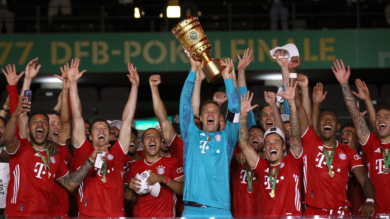 
                <strong>Der Rekordpokalsieger: Bayern München, 20 Titel</strong><br>
                Die Bayern konnten den DFB-Pokal zwischen 1957 und 2020 (Bild) genau 20 Mal gewinnen. Damit liegen sie in der Liste der häufigsten Pokalsieger mit riesigem Abstand vor Werder Bremen (sechs Titel) und Schalke 04 und Eintracht Frankfurt (je fünf Titel) auf Platz 1.
              