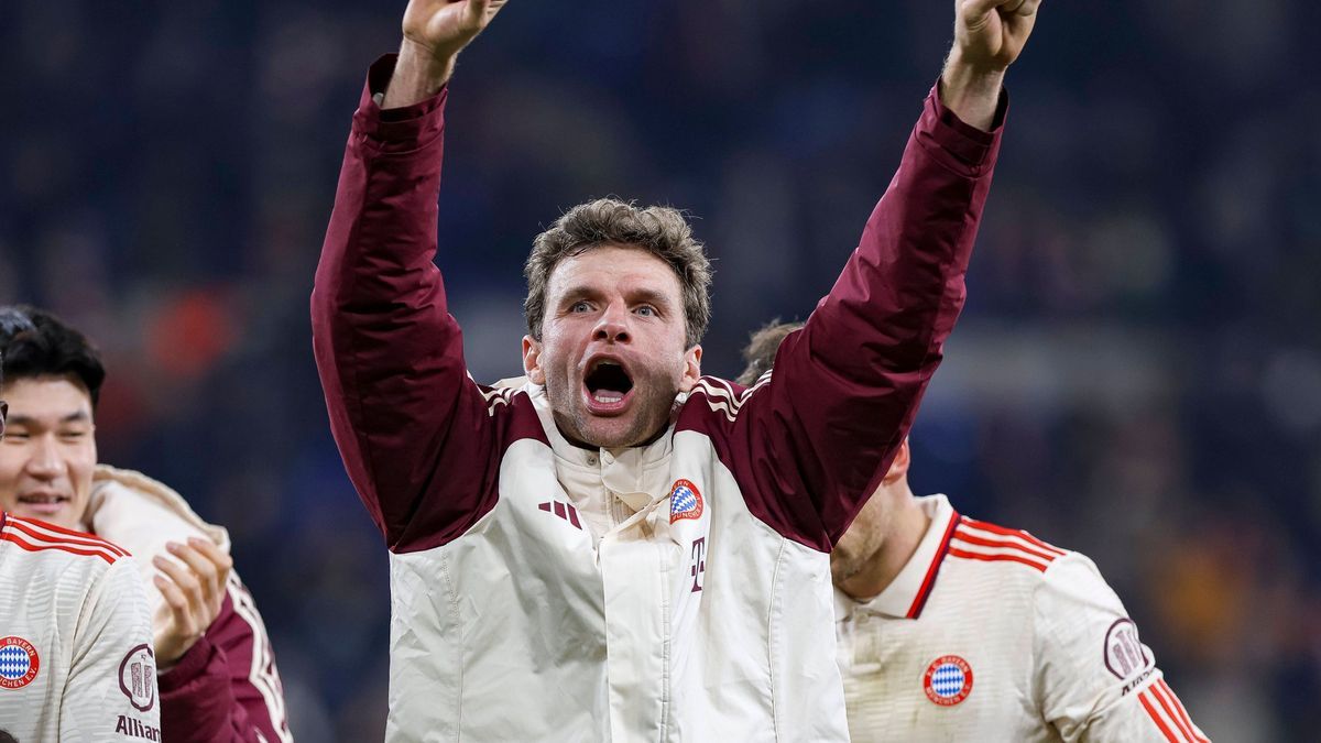 Gelsenkirchen, Deutschland, 10.12.24: Thomas Müller (FC Bayern München) Schlussjubel, jubelt nach dem Sieg waehrend des Spiels der Champions League Gruppenphasen zwischen FC Shakhtar Donetsk vs FC ...