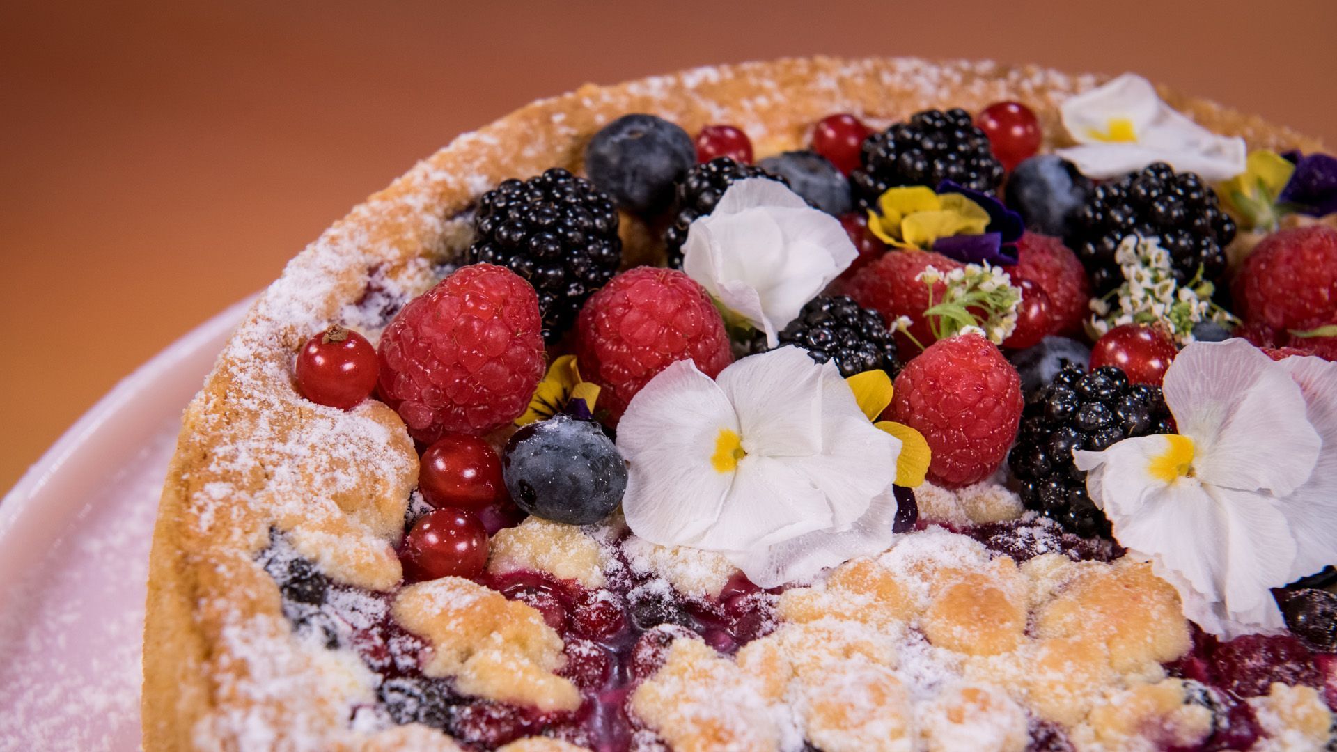 Sarah Harrisons Käsekuchen mit Beeren | Das große Promibacken