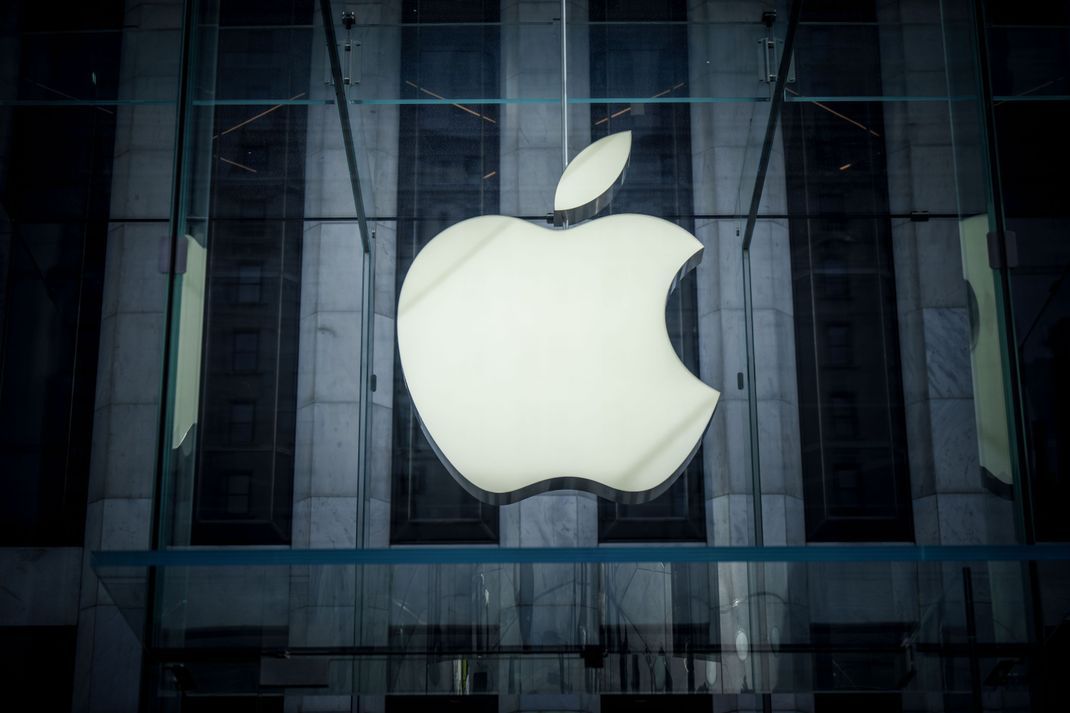 Apple erwartet wegen Trumps Importzöllen Zusatzkosten von 900 Millionen Dollar und verlagert die Produktion deshalb zunehmend nach Indien und Vietnam.