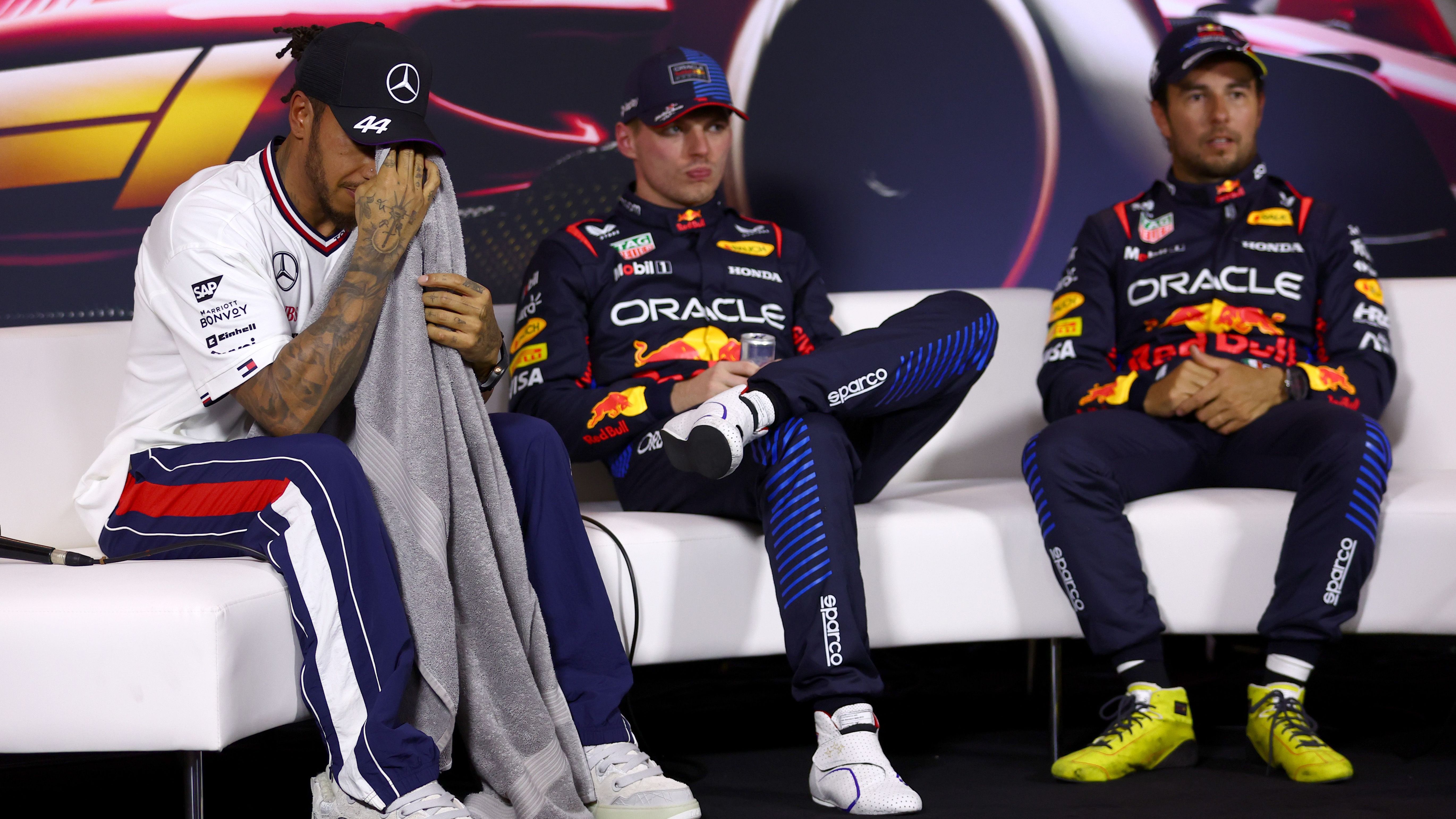 <strong>Wie ist der Stand?</strong><br>Diese Fahrer haben für 2025 einen Vertrag: Red Bull Racing: Max Verstappen/Sergio Perez. Mercedes: George Russell. Ferrari: Charles Leclerc/Lewis Hamilton. McLaren: Lando Norris/Oscar Piastri. Aston Martin: Fernando Alonso. Alpine: offen. Williams: Alex Albon. Racing Bulls: offen. Sauber: Nico Hülkenberg. Haas: offen.