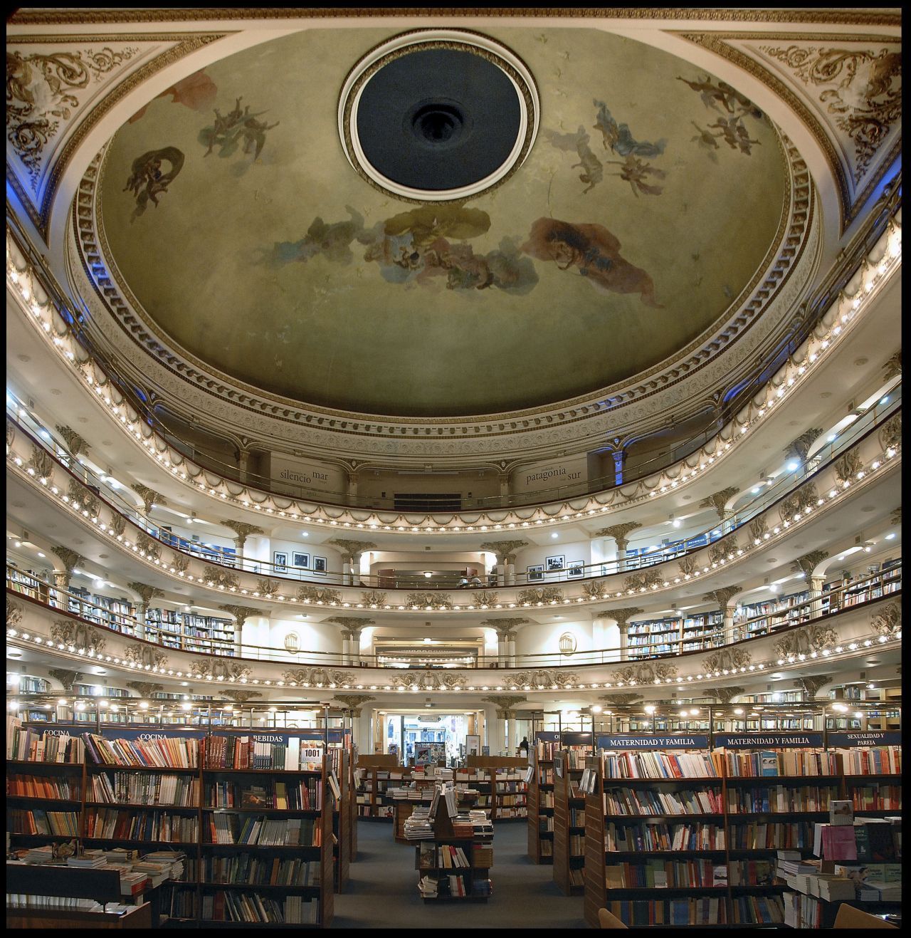 5. Eine der schönsten Buchhandlungen der Welt besuchen. Sie heißt El Ateneo Grand Splendid, liegt an der Avenida Santa Fe und ist in einem über 100 Jahre alten Theater untergebracht. In den ehemaligen Logen sind Sessel zum Lesen aufgestellt, auf der einstigen Bühne befindet sich ein Café. Wer nach oben guckt, entdeckt die Decken-Malereien des Italieners Nazzareno Orlandi (* 1861 in Ascoli Piceno, Italien; † 1952 in Buenos Air