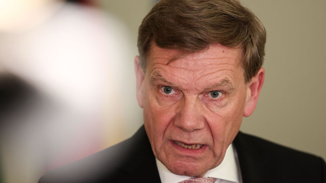 Johann Wadephul (CDU), Bundesaußenminister, spricht auf einer Pressekonferenz in der Residenz des deutschen Botschafters in Riad.