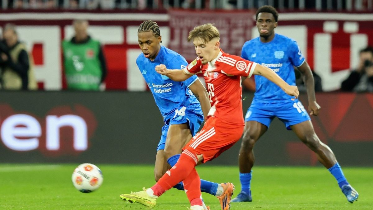 Lennart Karl (M.) im Bayern-Trikot