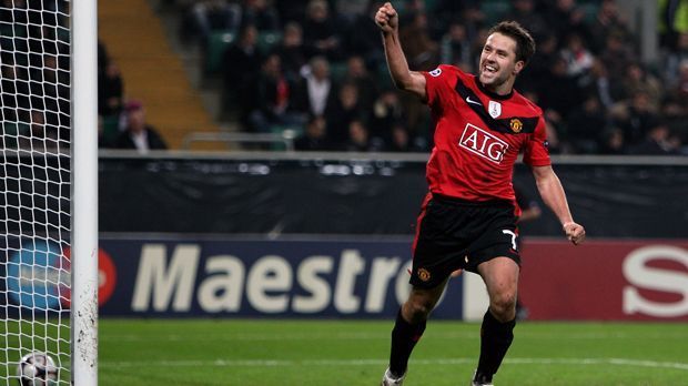 
                <strong>Michael Owen</strong><br>
                In seinen drei Jahren zwischen 2009 und 2012 durfte das frühere englische Wunderkind Michael Owen bei Manchester United mit der ruhmreichen Sieben auf dem Rücken einlaufen - wenn er denn mal eingesetzt wurde. Denn Owen war in Manchester verletzungsanfällig wie eh und je. Der Stürmer kam in drei Spielzeiten lediglich zu 52 Pflichtspiel-Einsätzen und 17 Treffern. Nach Liverpool und Real Madrid war United die letzte Top-Station in Owens Laufbahn. Anschließend lief er nur noch für Stoke City auf, ehe der Torjäger seine Karriere im Sommer 2014 mit 33 Jahren beendete. 
              