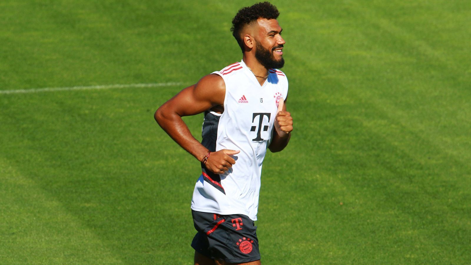 
                <strong>Eric Maxim Choupo-Moting</strong><br>
                Neben den Startelf-Debütanten gibt es auch zwei mögliche Rückkehrer, die zunächst auf der Ersatzbank ihren Platz einnehmen dürften. "Bei Leon Goretzka und Eric Maxim Choupo-Moting sieht es so aus, dass ich ihnen gerne Rhythmus geben würde. Das werden wir kurzfristig entscheiden, wie sie die Einheiten verkraftet haben. Sie werden sicher nicht von Beginn an spielen werden, aber wir werden schauen, dass sie unter Umständen Einsatzzeiten bekommen", erklärt Nagelsmann. Der Stürmer Choupo-Moting musste sich vor fünf Wochen einer Nieren-OP unterziehen.
              