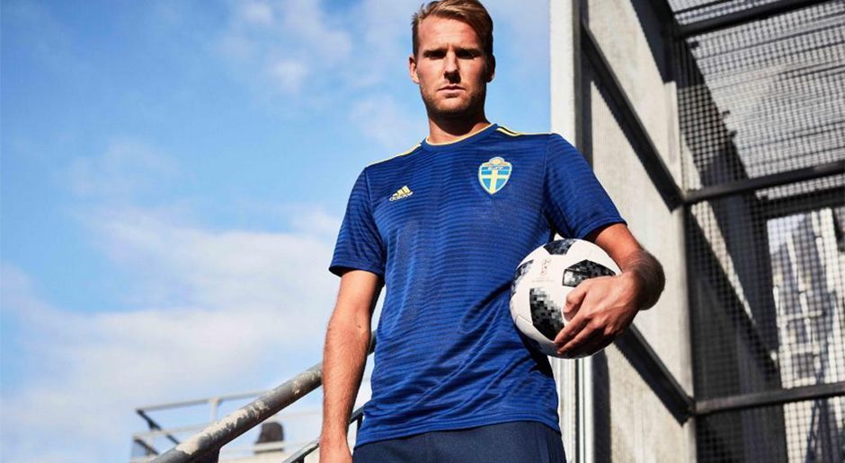 
                <strong>Schweden</strong><br>
                Der Auswärtslook der Schweden kommt zwar in blau daher, ansonsten unterscheidet er sich aber nicht besonders vom Heimdress.
              