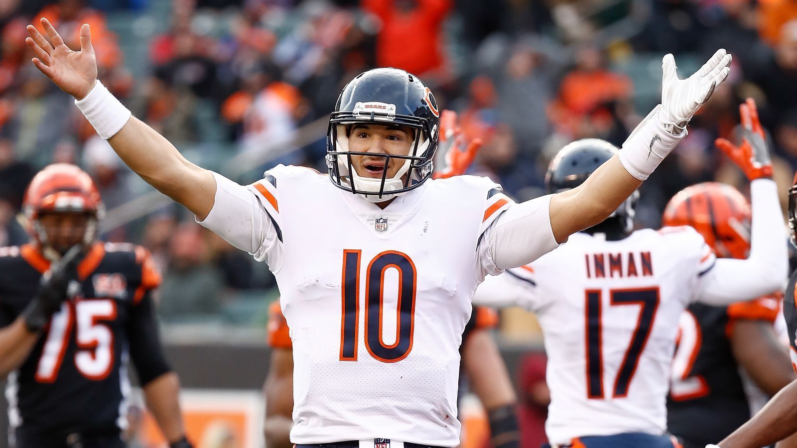 
                <strong>Chicago Bears - Mitchell Trubisky</strong><br>
                "Ein Trade, der oft als einer der schlechtesten in der Geschichte der Chicago Bears angesehen wird, ist der Trade für den Quarterback Mitchell Trubisky im Jahr 2017. Die Bears tauschten mehrere Draftpicks aus, darunter einen Erstrunden-Draftpick (2017), einen Drittrunden-Draftpick (2017), einen Viertrunden-Draftpick (2017) und einen Drittrunden-Draftpick (2018), um an die zweite Position im NFL Draft 2017 zu gelangen und Mitchell Trubisky zu wählen. Der Trade wurde von vielen als schlecht bewertet, da Trubisky während seiner Zeit bei den Bears nicht die erwartete Entwicklung zeigte. Seine Leistungen waren unbeständig und er kämpfte mit Genauigkeitsproblemen und Entscheidungsfindung. Der Trade wurde noch belastender, als sich herausstellte, dass einige der Spieler, die die Bears verschmäht hatten, wie zum Beispiel Quarterback Deshaun Watson (gewählt von den Houston Texans) und Quarterback Patrick Mahomes (gewählt von den Kansas City Chiefs), zu Top-Quarterbacks heranwuchsen und in der Liga großen Erfolg hatten. Der Trade für Trubisky wurde oft als verpasste Gelegenheit betrachtet, talentiertere Spieler zu wählen oder einen anderen Spieler zu traden, der besser zum Team passen könnte."
              