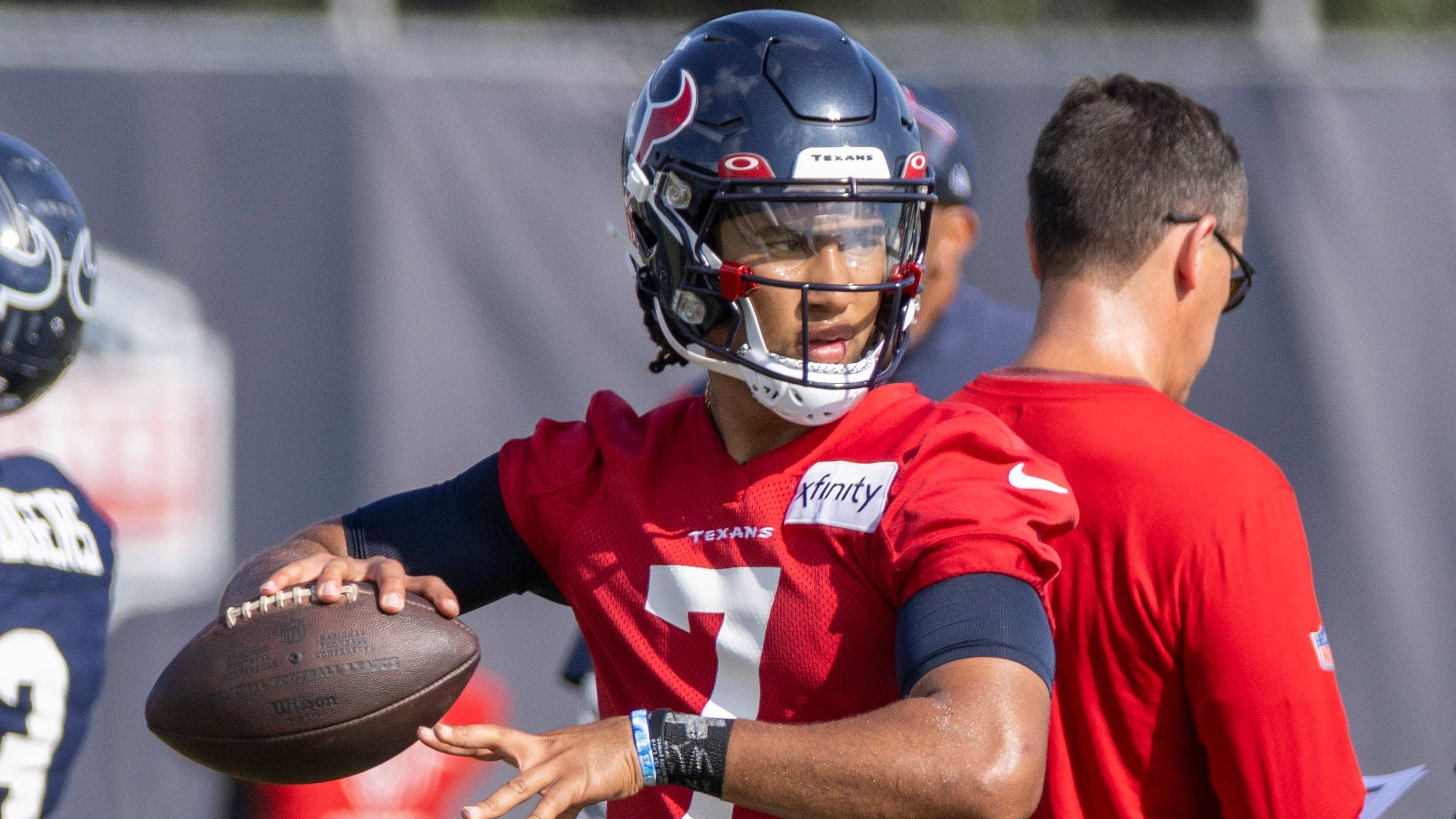 <strong>Ohne Wertung: C.J. Stroud</strong><br>C.J. Stroud hat in seiner ersten NFL-Saison geliefert. 4.108 Passing-Yards, 23 Touchdowns und fünf Interceptions können sich sehen lassen. Sein Passerrating von 100,8 ist das drittbeste Rating eines Rookie-QBs jemals. Zurecht wurde er Offensive Rookie of the Year. Stroud hat sein Potenzial bewiesen. Kann er diese Leistungen die kommenden Saisons weiterhin auf den Rasen bringen, wird er schon bald ganz oben mitspielen.
