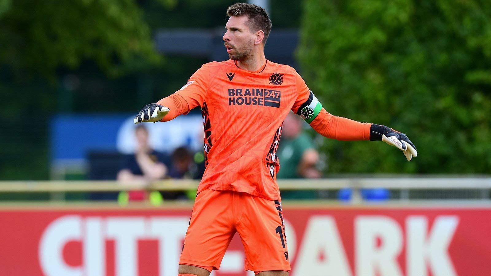 <strong>Hannover 96: Ron-Robert Zieler </strong><br>
                Routinier Ron-Robert Zieler, der auf 314 Einsätze im Trikot von Hannover 96 kommt, wird weiterhin die Kapitänsbinde tragen. Auf der Vereinswebsite wird der Weltmeister von 2014 zitiert: "Auch wenn ich unter anderem aufgrund meiner Erfahrung derjenige bin, der die Binde trägt, ist es mir wie im vergangenen Jahr schon wichtig, zu betonen, dass wir einige Führungsspieler in der Mannschaft haben. Nur gemeinsam als Team können wir erfolgreich sein."
