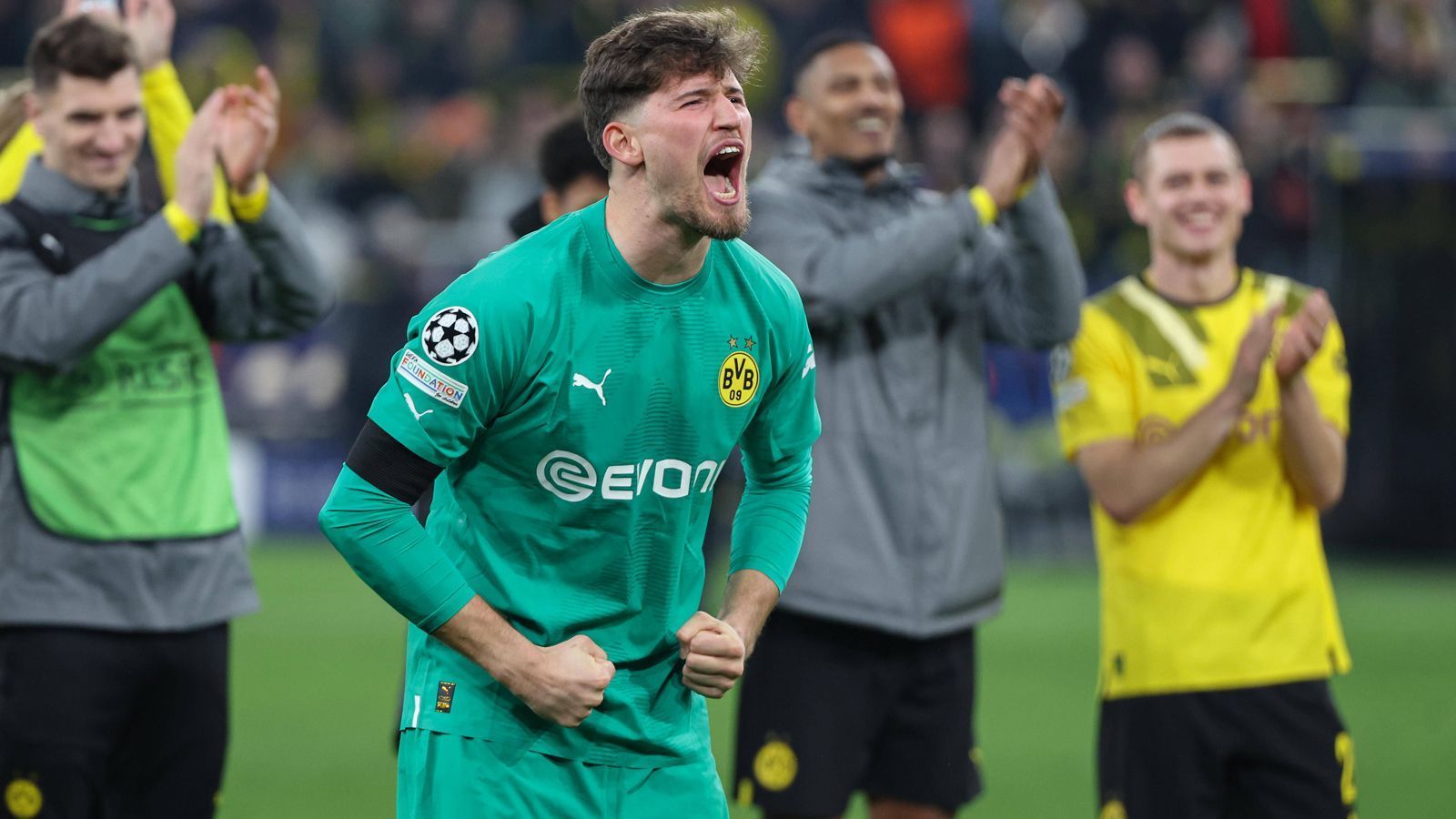 
                <strong>Einzelkritik: BVB ringt Chelsea nieder - Adeyemi trifft, Kobel hält alles</strong><br>
                Borussia Dortmund gewinnt das Achtelfinal-Hinspiel in der Champions League gegen den FC Chelsea mit 1:0. Beim BVB überzeugen vor allem Torschütze Karim Adeyemi und der bärenstarke Keeper Gregor Kobel. Die Noten der Dortmund-Stars in der Einzelkritik. 
              