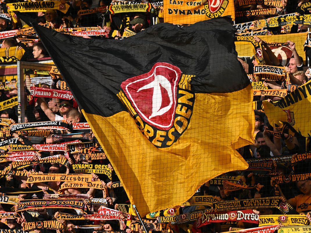 Unzählige Fans von Dynamo Dresden votierten bei der JHV gegen die anwesenden Pressevertreter