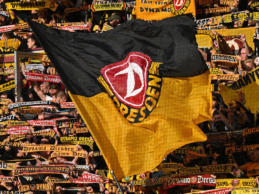 Unzählige Fans von Dynamo Dresden votierten bei der JHV gegen die anwesenden Pressevertreter