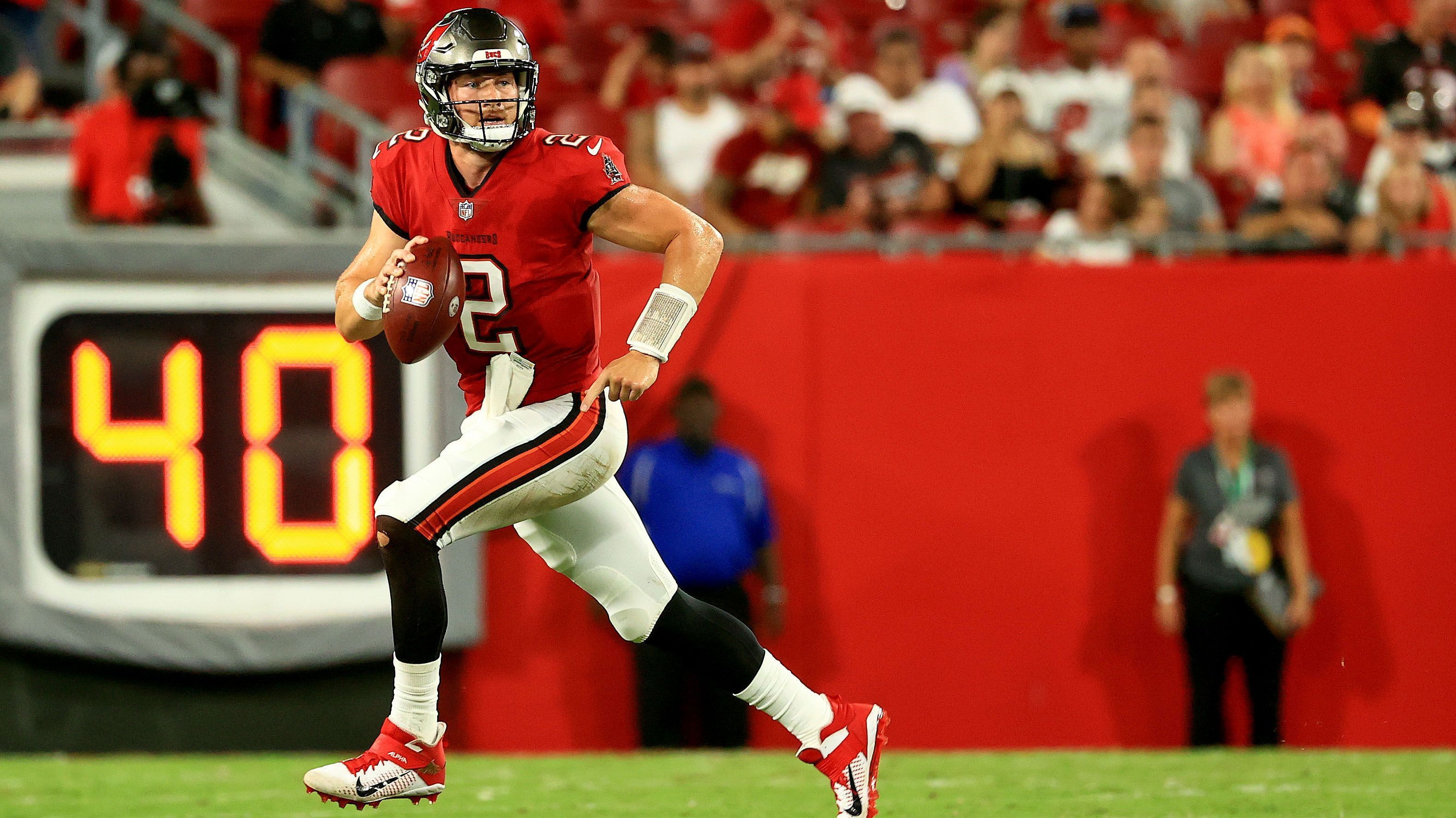 
                <strong>Kyle Trask </strong><br>
                An der 64. Stelle schnappte sich Tampa Bay den früheren Quarterback der Florida Gators im letztjährigen Draft. Der 23 Jahre alte Trask wartet noch auf seinen ersten NFL-Einsatz, durch den Abgang von Tom Brady könnte er diesem Ziel nun wieder einen Schritt näher sein. Während der College-Saison 2020 galt der Texaner lange als potenzieller Erstrundenpick und brach zahlreiche Schulrekorde, darunter die Bestmarke für die meisten Touchdowns in einer Spielzeit (43). Ein Regular-Season-Debüt, vielleicht als Backup, ist durchaus im Bereich des Möglichen.
              