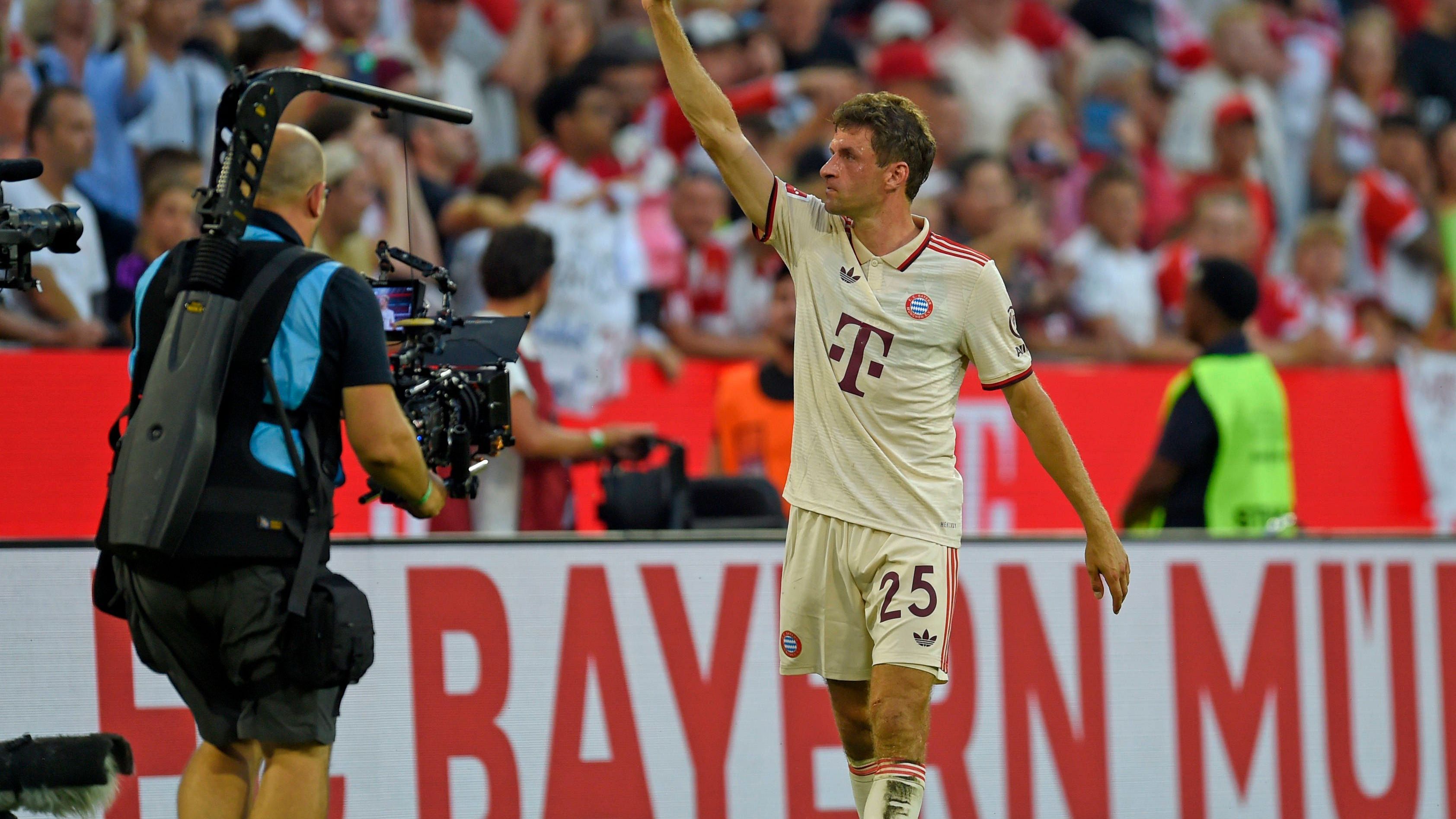 <strong>2. Spieltag: Thomas Müllers Rekord für die Ewigkeit?</strong><br>Beim Heimsieg des FC Bayern gegen den SC Freiburg trägt sich Thomas Müller in die Geschichtsbücher ein. Durch sein 710. Pflichtspiel für die Münchner ist er alleiniger Rekordhalter. Sein Rekordspiel krönt Müller selbst mit dem Tor zum 2:0-Endstand.