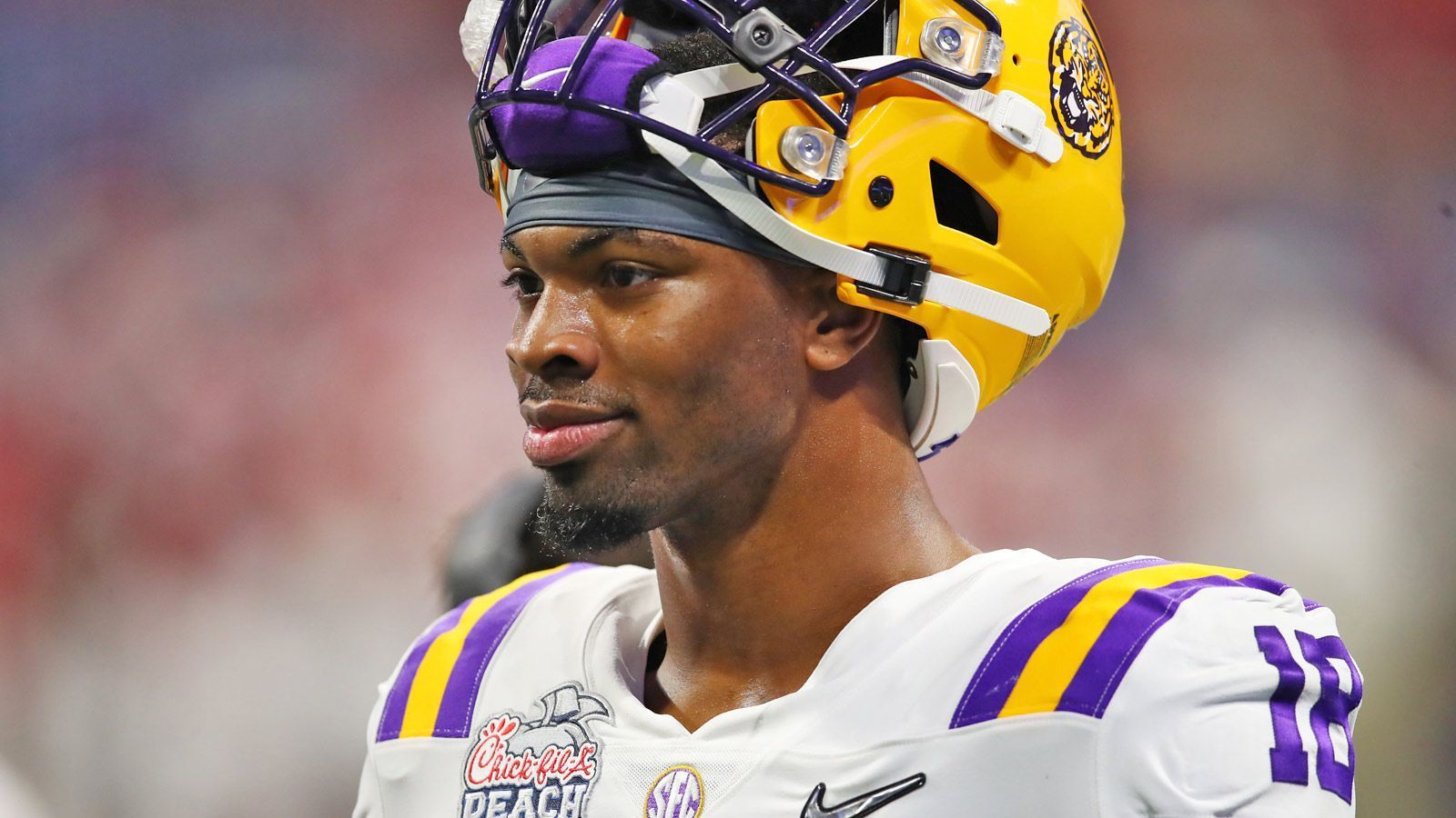 
                <strong>K'Lavon Chaisson (Linebacker, LSU) </strong><br>
                Als frischgebackener College-Champion wird K'Lavon Chaisson aller Voraussicht nach in der ersten Runde ausgewählt. Der 20-Jährige spielt auf der Position des Linebackers und kann seine Fähigkeiten besonders beim Pass-Rush hervorragend einsetzen. Eine seiner größten Stärken ist der Antritt. So kommt er schnell an der Offensive Line vorbei und kann Druck auf den Quarterback ausüben. Für LSU kam er in der vergangenen Saison auf 60 Tackles, 6.5 Sacks und einem Forced Fumble. Auch in der Run-Defense kann er ein Faktor sein, wenn er die Läufe des Running Backs richtig liest. Bedenken könnten die Teams aufgrund der Verletzungshistorie von ihm haben, da er sich 2018 einen Kreuzbandriss zuzog. Vom Spielstil erinnert er an Von Miller von den Denver Broncos. 
              