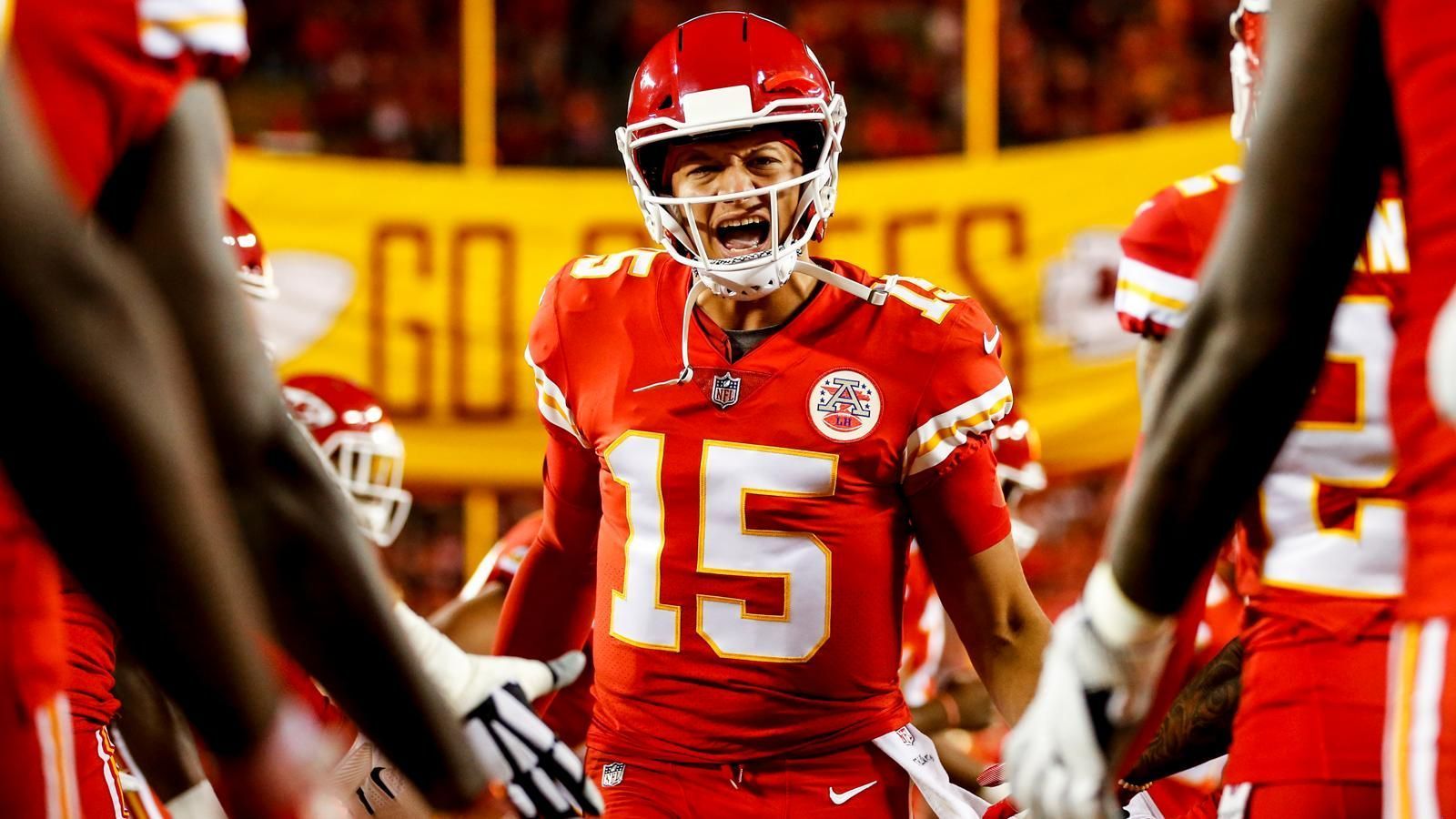 
                <strong>Woche 1</strong><br>
                AFC Offensive Player of the Week: Patrick Mahomes (Quarterback - Kansas City Chiefs) im BildAFC Defensive Player of the Week: T.J. Watt (Linebacker - Pittsburgh Steelers)AFC Special Team Player of the Week: Jakeem Grant (Return Specialist - Miami Dolphins)NFC Offensive Player of the Week: Ryan Fitzpatrick (Quarterback - Tampa Bay Buccaneers)NFC Defensive Player of the Week: Harrison Smith (Safety - Minnesota Vikings)NFC Special Team Player of the Week: Greg Zuerlein (Kicker - Los Angeles Rams)Rookie of the Week: Denzel Ward (Cornerback - Cleveland Browns)
              