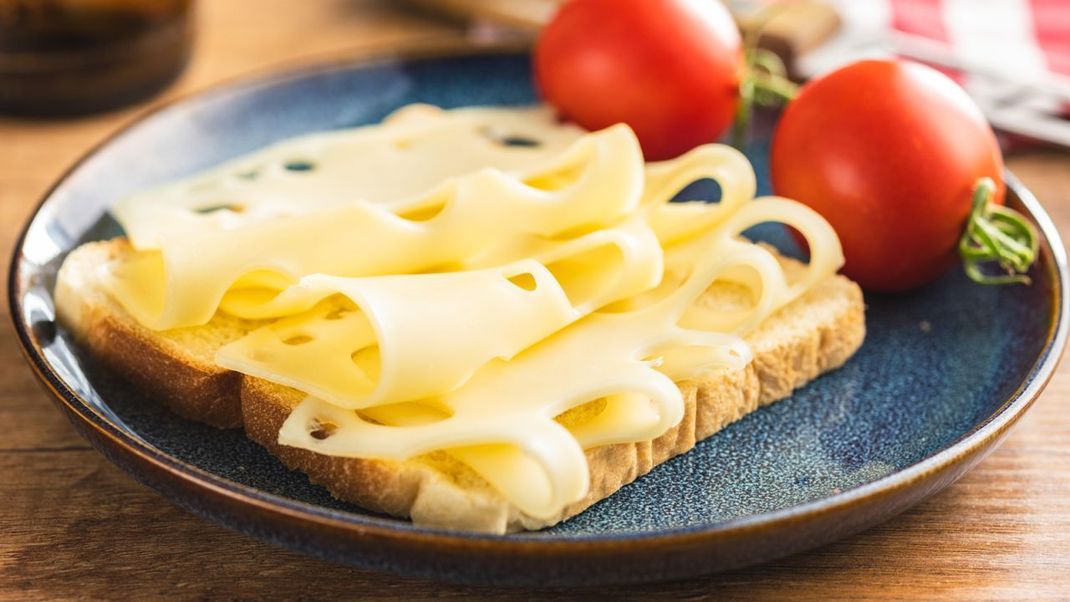 Die Deutschen essen durchschnittlich mehrere Scheiben Brot pro Tag.