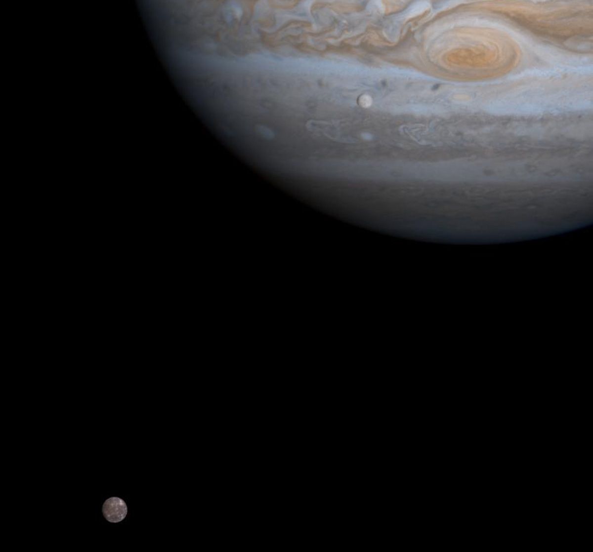 Die vier größten Jupiter-Trabanten, darunter Europa (direkt vor Jupiter), nennen sich Galileische Monde, weil sie von Superastronom Galileo Galilei 1610 entdeckt wurden. Unten links zu sehen: der Jupitermond Callisto