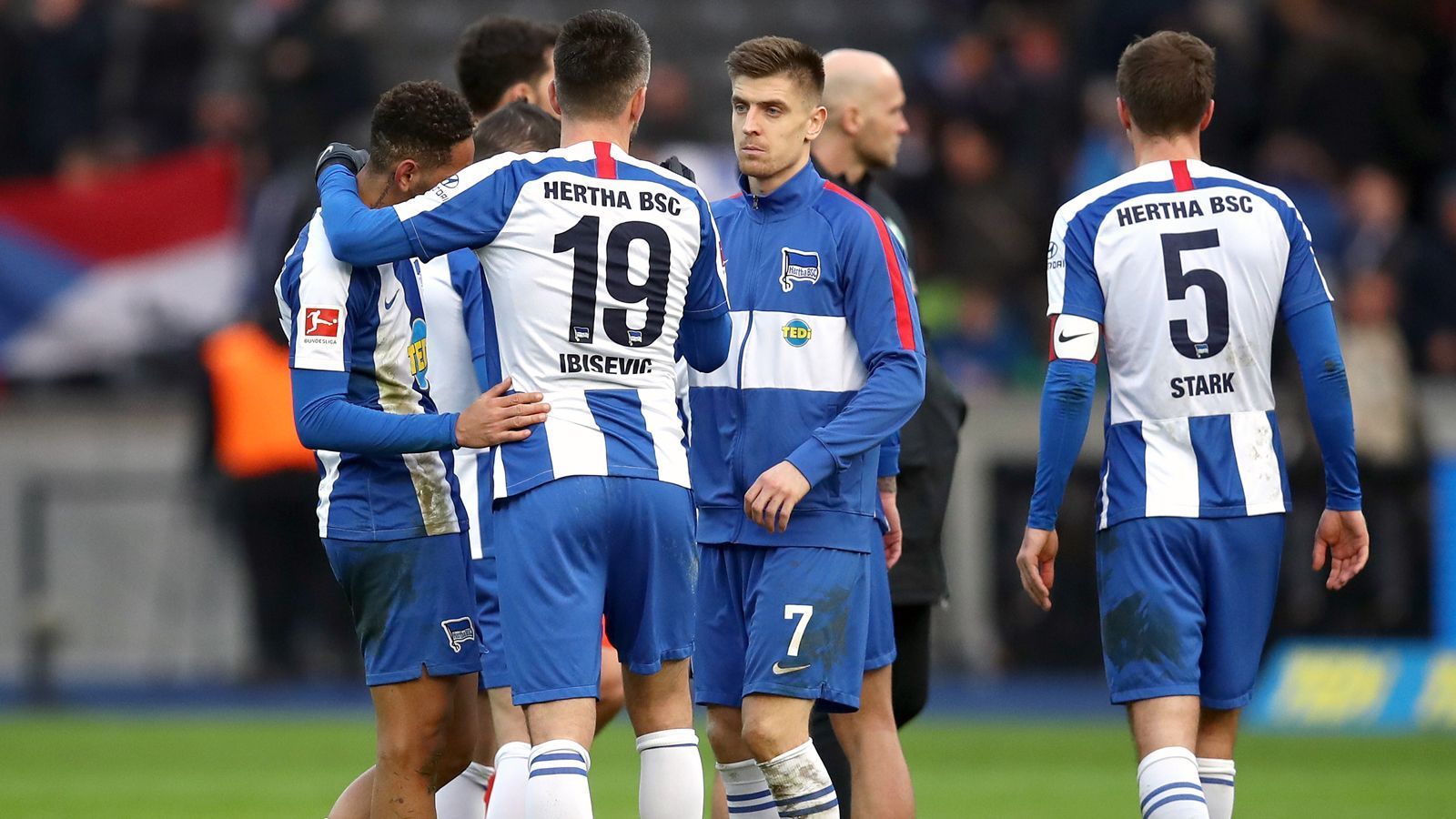 
                <strong>Platz 13: Hertha BSC</strong><br>
                 - 28 Punkte - 32:48 Tore - Torverhältnis: -16 - Restprogramm: Hoffenheim (A), Union Berlin (H), Leipzig (A), Augsburg (H), Dortmund (A), Frankfurt (H), Freiburg (A), Leverkusen (H), Gladbach (A) - Ausfälle: Salomon Kalou (suspendiert) - Sperren: keine - Sperre droht: Vedad Ibisevic (vier Gelbe Karten)
              