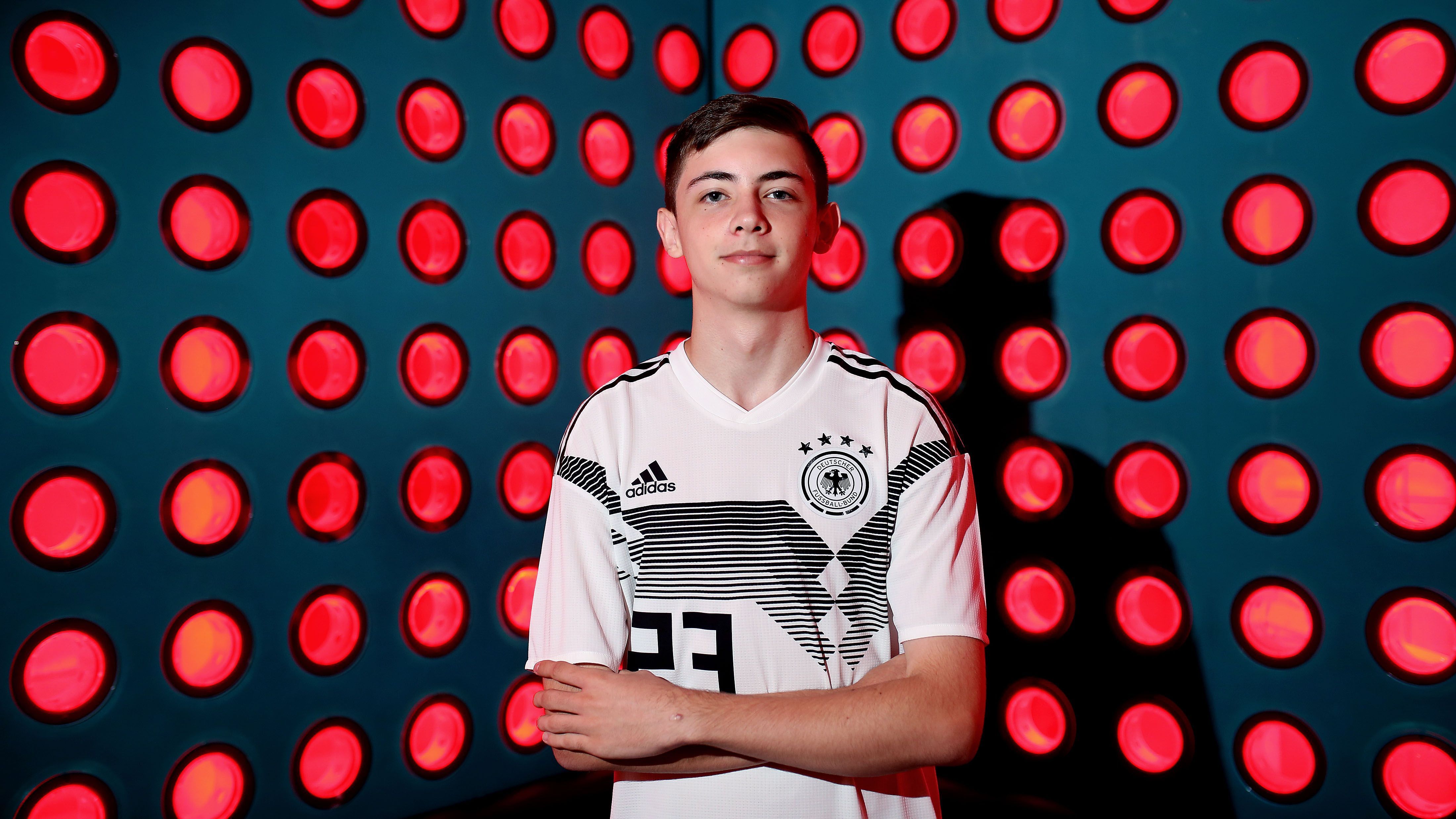 
                <strong>Dylan "DullenMike" Neuhausen</strong><br>
                Während "lefti" den XBox-Sieg im ersten Europa-Qualifier-Turnier gewinnen konnte, triumphierte im zweiten Turnier erneut ein Deutscher. Dylan "DullenMike" Neuhausen gilt als eines der Wunderkinder in der Fifa-Szene. Vor ungefähr zwei Jahren gewann er im Alter von 16 Jahren als jüngster Spieler überhaupt einen der großen "Fut Champions Cups" und wurde so über Nacht zu einem großen Namen in der Szene. Derzeit ist er auf der XBox als bester Spieler Europas gelistet und steht beim eSport-Team "Neo" unter Vertrag. 
              