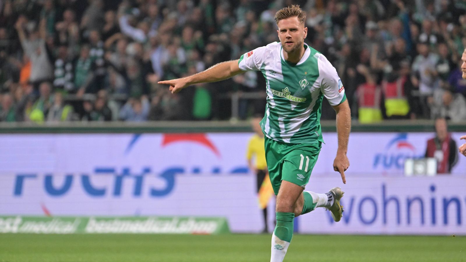 
                <strong>Niclas Füllkrug (Werder Bremen)</strong><br>
                Durch den Ausfall von Timo Werner wird die Causa Niclas Füllkrug wieder umso heißer. Der Top-Torschütze der Bundesliga wird schon seit mehreren Wochen als Top-Kandidat auf ein WM-Ticket gehandelt. Als einer der einzig verbliebenen echten Mittelstürmer hat er dazu nun beste Chancen. Mit dem Bremer Angreifer könnte Bundestrainer Flick einen Stürmer aufstellen, der nicht nur eiskalt vor dem Tor bleiben, sondern auch Bälle festmachen, sich körperlich durchsetzen und per Kopf treffen kann. Der 29-Jährige könnte sich im Optimalfall zum langersehnten Ersatz bei einem großen Turnier für den 2014 zurückgetretenen Miroslav Klose aufschwingen. Füllkrug verpasste das Spiel gegen den FC Bayern zwar aufgrund von Rückenproblemen. Bis zur WM wäre er allerdings wieder fit. Kategorie: Top-Kandidat
              