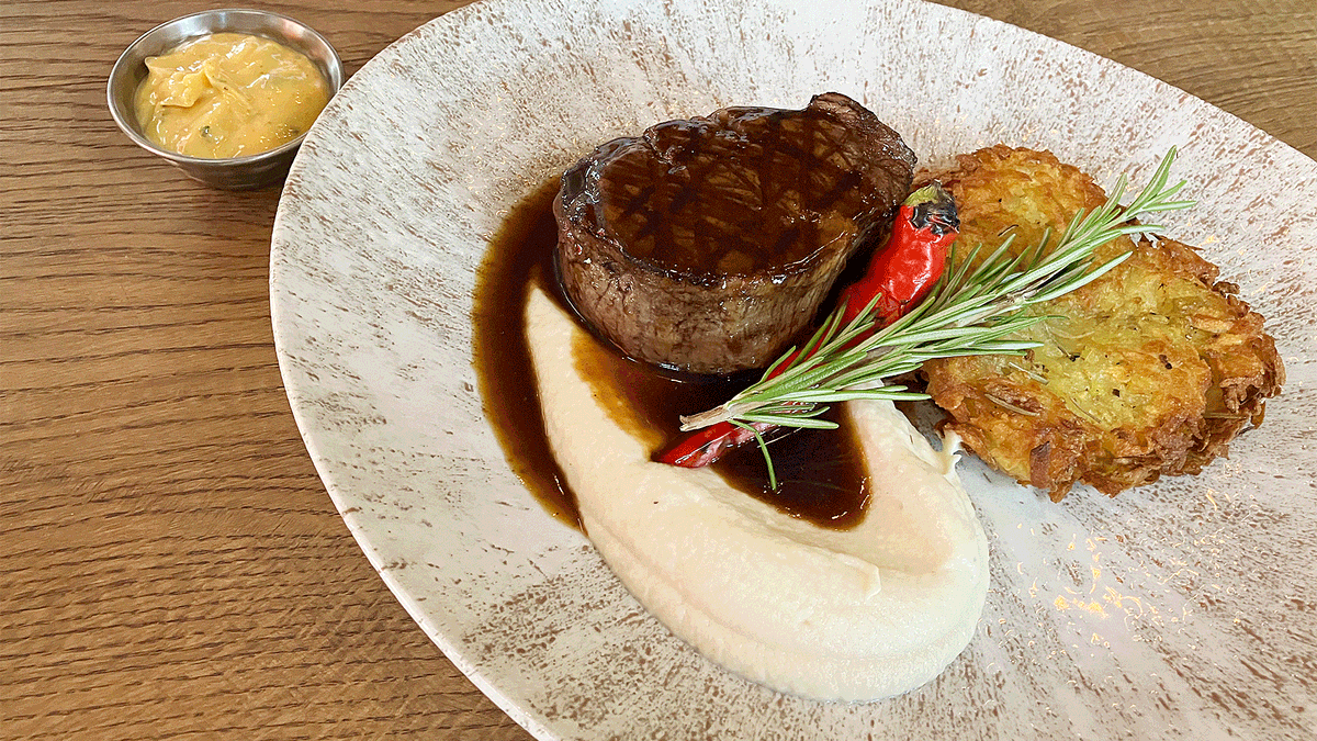 Rind&Rebe aus Dachau Jersey-Wagyu Filet, mit Blumenkohl-Parmesan Püree und Rosmarin Hash Browns