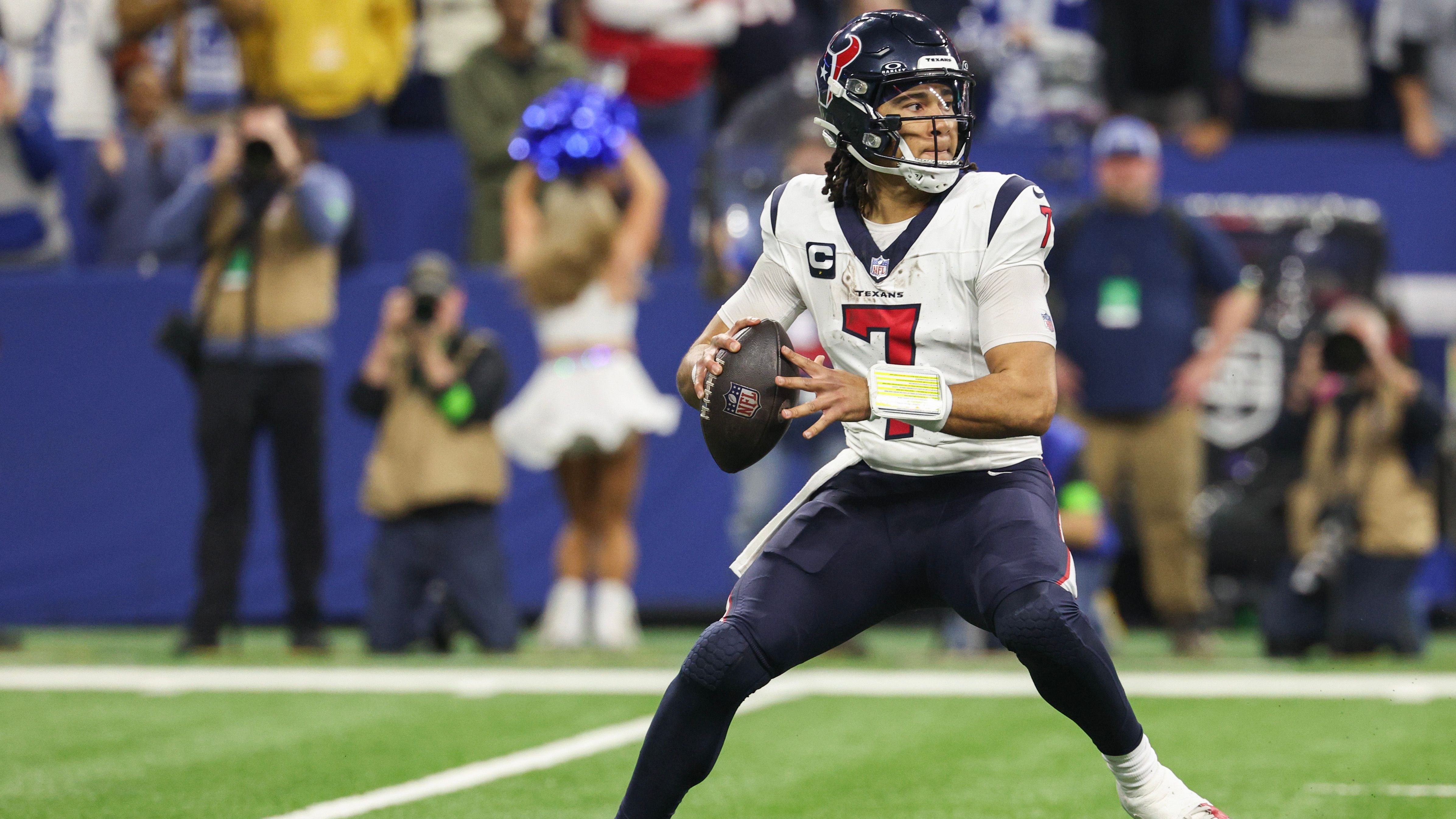 <strong>Browns @ Texans: Kann C.J. Stroud einen Playoff-Sieg holen?</strong><br>Mac Jones 2021, Brock Purdy 2022 und nun C.J. Stroud: Die Liste der Rookie-Quarterbacks, die ihr Team in die Playoffs geführt haben, ist in jüngerer Vergangenheit nicht lang. Seit 2014 holte nur Purdy überhaupt einen Playoff-Sieg. Wie wird sich der junge Spielmacher der Aufgabe stellen? Immerhin haben die Browns die beste Defense der Liga.