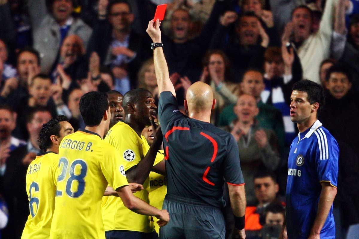 
                <strong>Eric Abidal und Dani Alves</strong><br>
                Der FC Barcelona muss im Champions-League-Finale 2009 ohne Eric Abidal (rotgesperrt) und Dani Alves (gelbgesperrt) auskommen. Das Duo handelt sich im Halbfinale gegen den FC Chelsea die Sperren ein. Trotzdem gewinnen die Spanier den Henkelpott.
              