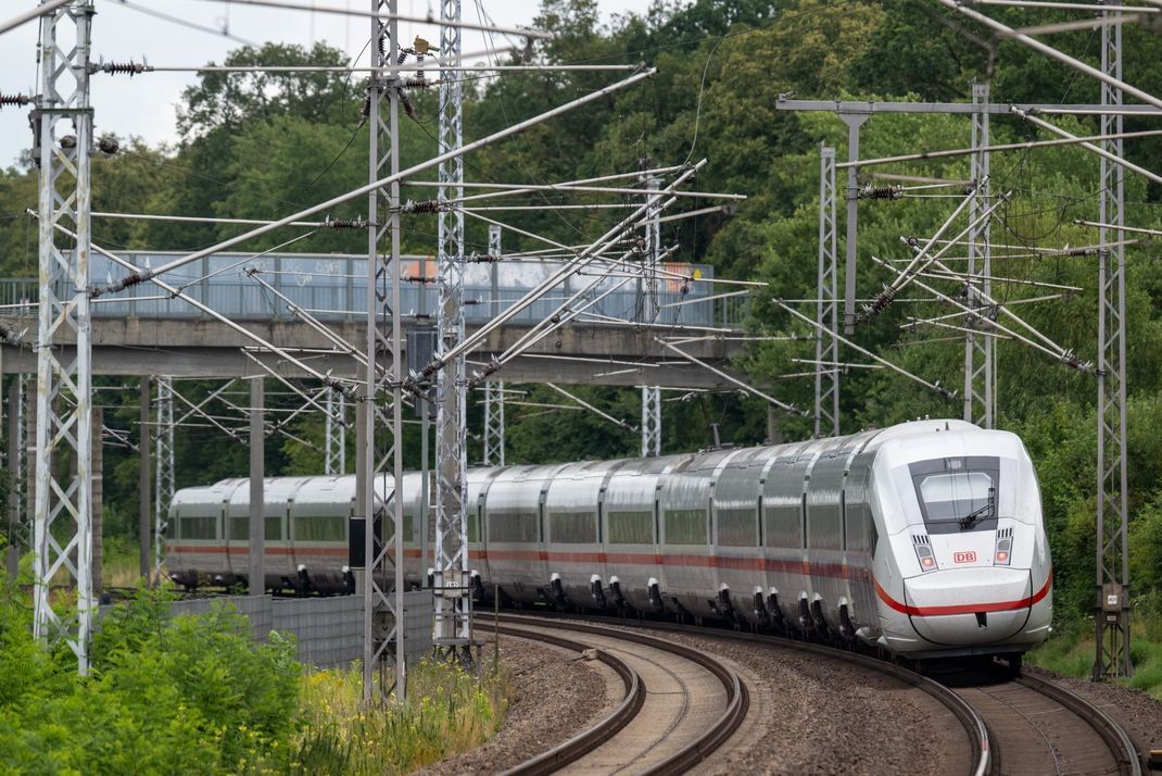 Bahnreisende brauchen ab 16. August auf der Strecke Hamburg-Berlin viel Geduld.