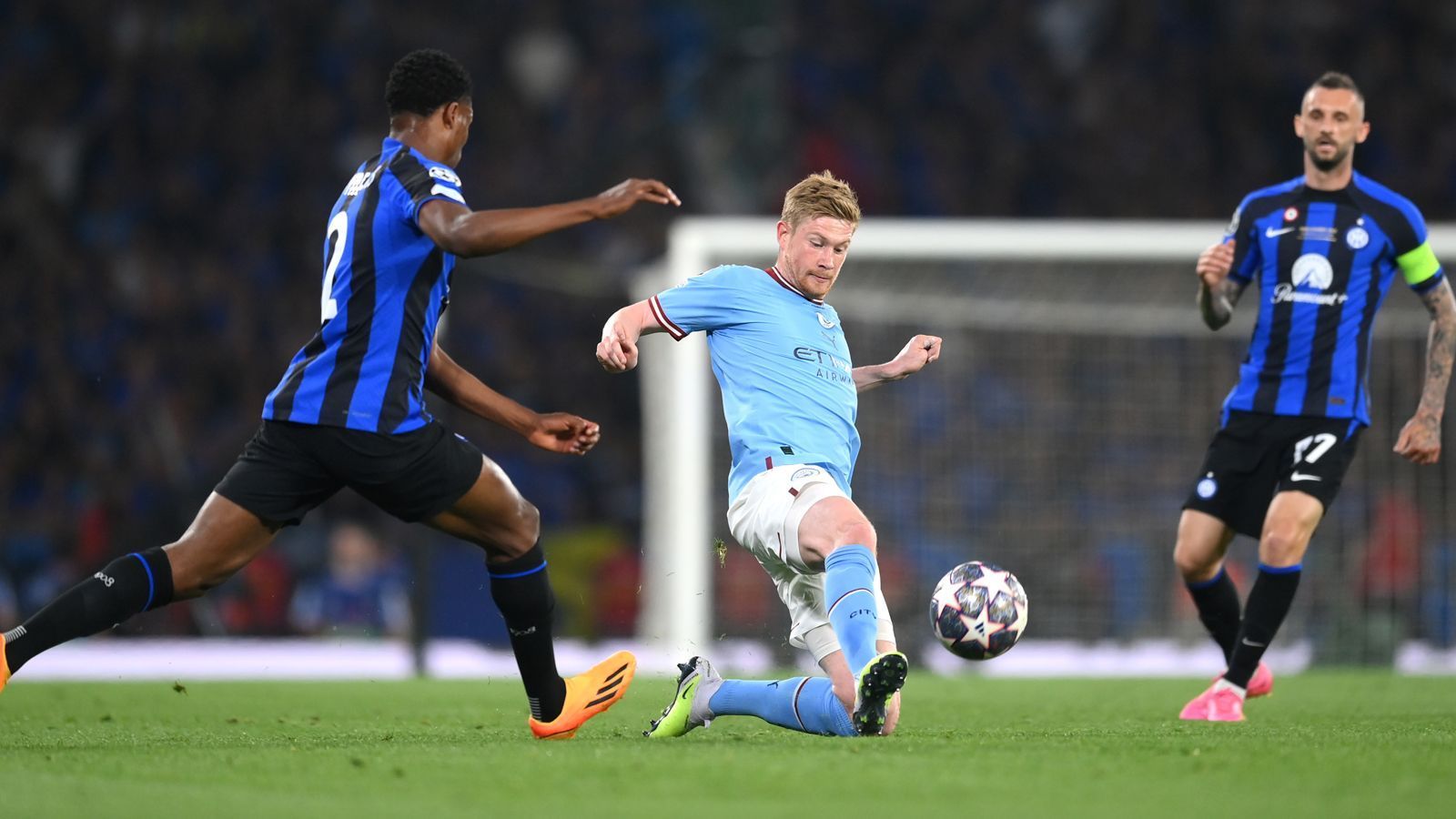 
                <strong>Kevin De Bruyne (Manchester City)</strong><br>
                Zeigt gleich in den ersten Minuten mit einem genialen Pass auf Haaland in die Tiefe sein Können. Findet Haaland noch zwei, drei weitere Male. Harmoniert wie gewohnt mit Gündogan. Und sucht auch selbst den Abschluss. Verletzt sich nach einer knappen halben Stunde ohne gegnerische Einwirkung und muss in der 36. Minute ausgewechselt werden. Für ihn kommt Foden. ran-Note: 2
              