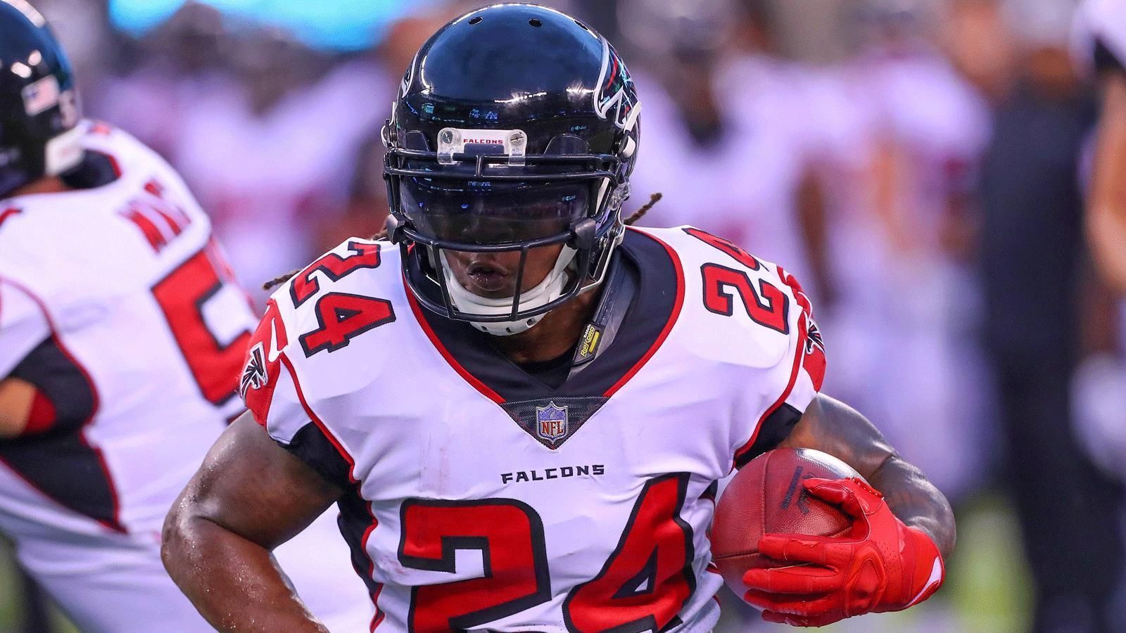 
                <strong>Running Back / Falcons</strong><br>
                Vergangene Saison hatten die Eagles das drittbeste Laufspiel der Liga. Die Falcons standen nur auf Position 13. Das könnte sich diese Saison wieder ändern. Die Falcons haben in Devonta Freeman (Foto) und Tevin Coleman zwei erstklassige Running Backs, die sowohl im Lauf- wie auch im Passspiel brillieren.
              