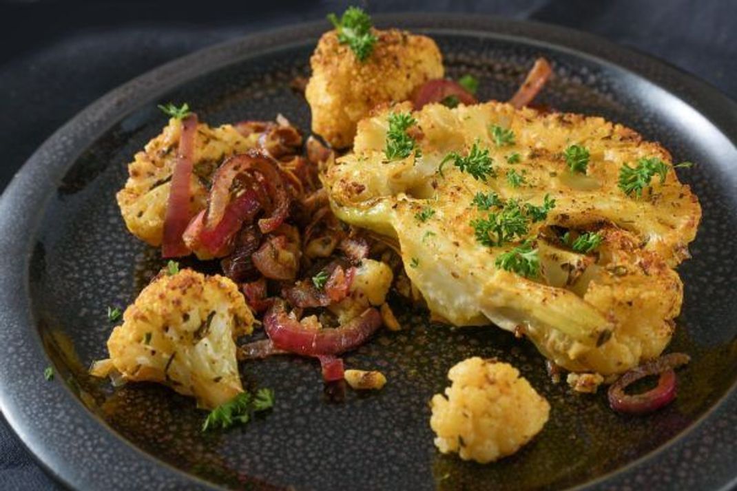 Du kannst einfach und schnell Blumenkohl im Backofen backen. Auch Blumenkohl Steaks sind sehr lecker. Hierfür etwa ein Zentimeter dicke Scheiben aus dem Kohl schneiden, nach Belieben würzen und mit etwas Öl backen.