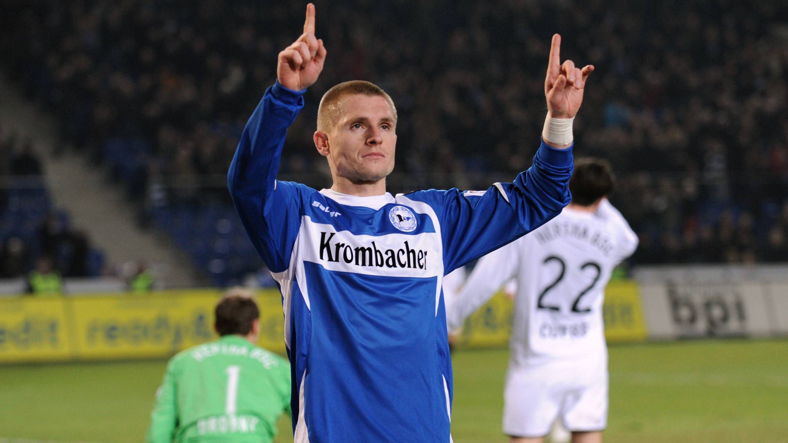 
                <strong>Artur Wichniarek</strong><br>
                &#x2022; Im Verein: 1999 bis 2003 & 2006 bis 2009 <br>&#x2022; Einsätze: 216 Spiele<br>&#x2022; Sonstiges: 88 Treffer, davon 45 Tore in der Bundesliga - bis heute Arminias bester Bundesliga-Torschütze. <br>
              