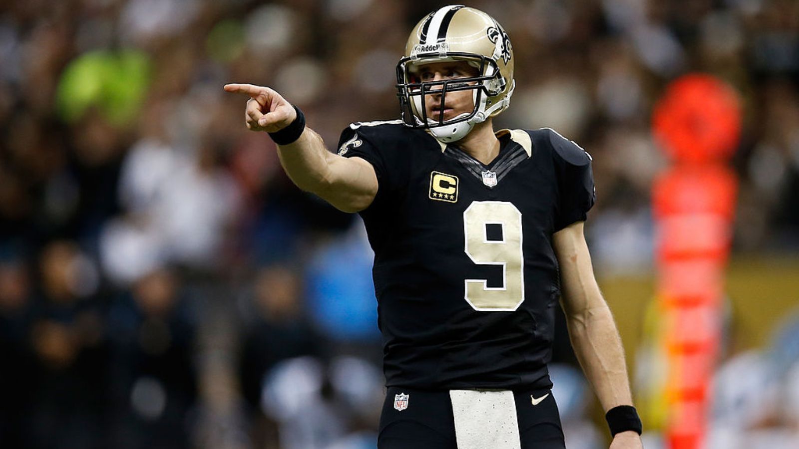 
                <strong>NFL-Rekord: Fünf mal über 5.000 Yards</strong><br>
                Der wohl eindrucksvollste Rekord von Drew Brees wird wohl in den kommenden Jahrzehnten nicht in Gefahr geraten. Unglaubliche fünf mal schaffte es Brees, für 5.000 Yards Raumgewinn oder mehr in einer Saison zu passen. Zum Vergleich: Diese Zahl wurde erst zwölf mal in der Geschichte der NFL erreicht. Die legendären Peyton Manning und Tom Brady schafften das je nur einmal, Aaron Rodgers zum Beispiel noch gar nicht. 
              