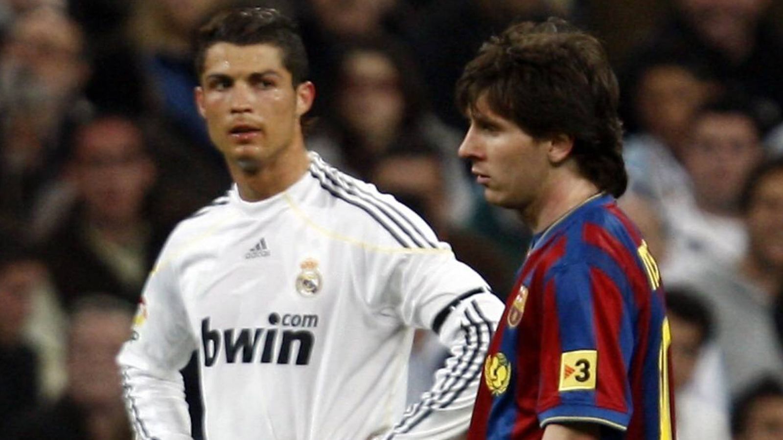 
                <strong>Clasico erstmals seit 2007 ohne CR7 und Messi: So sah die Welt damals aus</strong><br>
                Ein Clasico ohne Lionel Messi oder Cristiano Ronaldo? Ja, das gibt es. Am Sonntag steigt das Duell zwischen dem FC Barcelona und Real Madrid erstmals seit 3962 Tagen ohne einen der beiden Superstars. CR7 spielt bei Juventus Turin, Messi fällt wegen eines Unterarmbruchs aus. Wir zeigen, wie die Welt damals aussah.
              