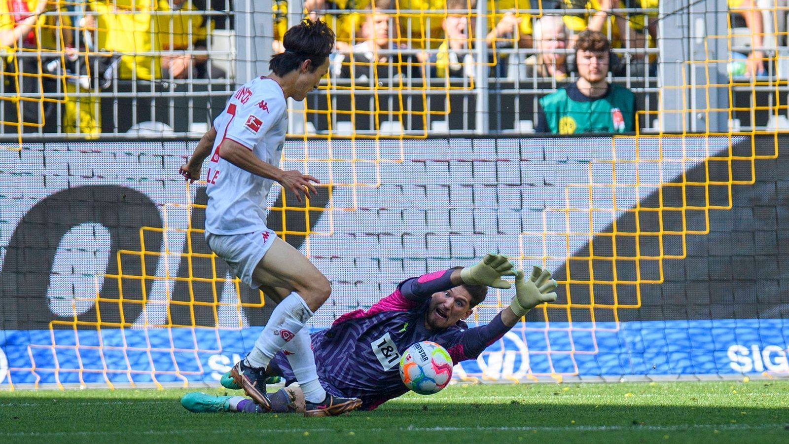 
                <strong>Gregor Kobel </strong><br>
                Kann an den Gegentoren nichts machen. Der Kopfball zum 0:2 kommt aus kurzer Distanz, er lenkt den Ball noch gegen den Innenpfosten, von wo dieser ins Tor kullert. Sorgt mit der einen oder anderen Parade dafür, dass keine weiteren Gegentore dazukommen. ran-Note: 3
              