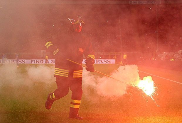 
                <strong>Italien gegen Kroatien - Ausschreitungen beim Länderspiel</strong><br>
                Weg damit. So schnell wie möglich sollte der Rasen des Guiseppe Meazza Stadions wieder bespielbar sein. Einen großen Anteil daran hatten vor allem die eingesetzten Hilfskräfte.
              