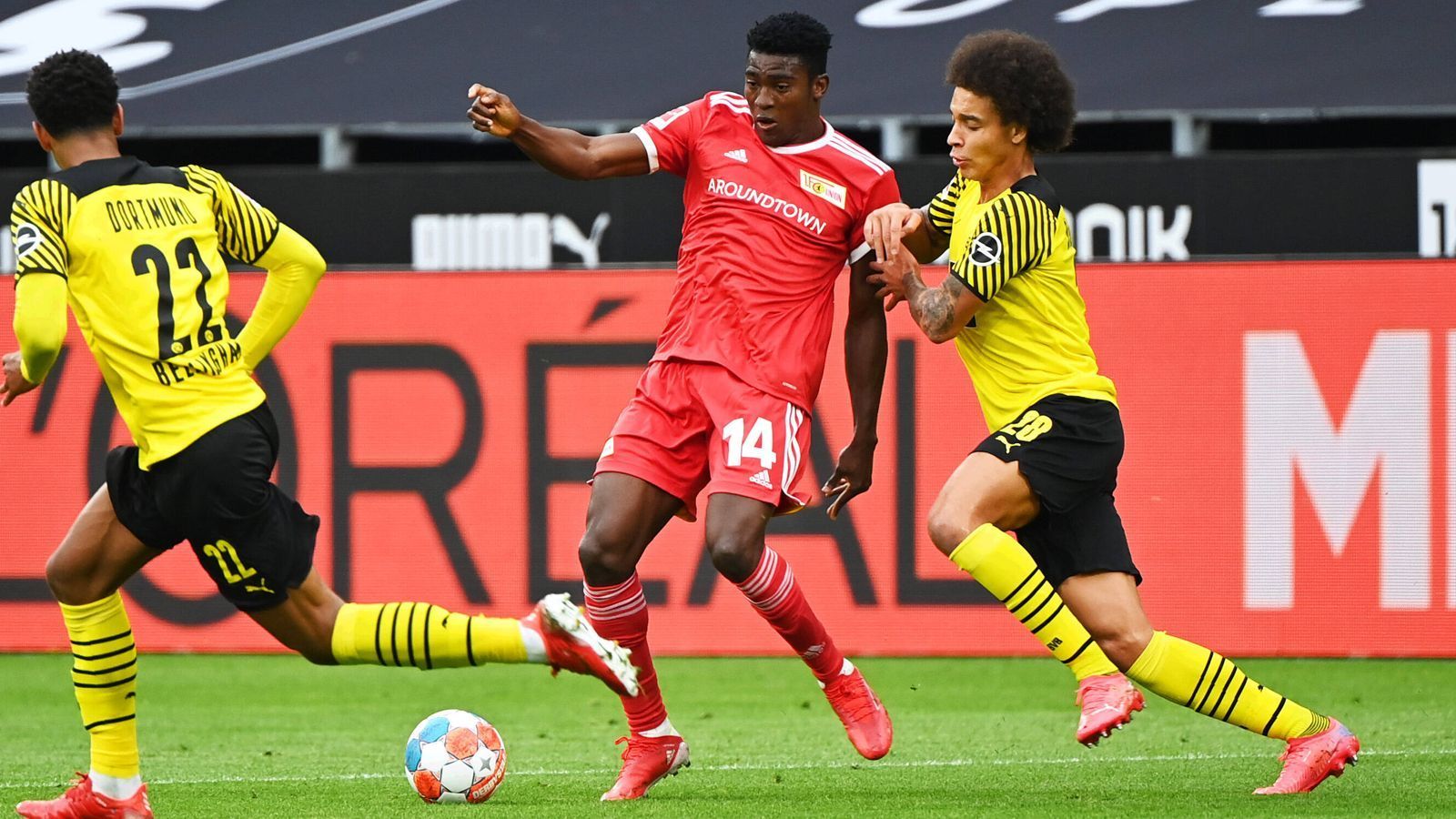 
                <strong>Axel Witsel</strong><br>
                Lässt sich immer wieder in die Abwehr zurückfallen, um von dort den Spielaufbau anzukurbeln. Defensiv mit wenig Problemen gegen Unions Offensive bis zur 55. Minute. Dann verursacht der Belgier einen Strafstoß und macht die Partie nochmal spannend. Wenig später aber mit einer wichtigen Defensiv-Aktion vor dem einschussbereiten Union-Spieler Grischa Prömel. ran-Note: 3
              